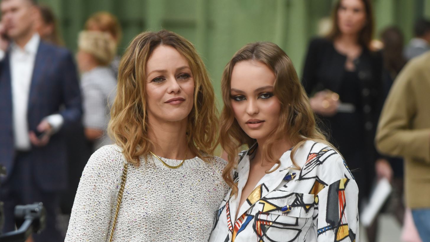 Lily-Rose Depp | &#x397; &#x3B1;&#x3C0;&#x3AC;&#x3BD;&#x3C4;&#x3B7;&#x3C3;&#x3AE; &#x3C4;&#x3B7;&#x3C2; &#x3C3;&#x3B5; &#x3CC;&#x3C3;&#x3BF;&#x3C5;&#x3C2; &#x3C0;&#x3B9;&#x3C3;&#x3C4;&#x3B5;&#x3CD;&#x3BF;&#x3C5;&#x3BD; &#x3C0;&#x3C9;&#x3C2; &#x3B7; &#x3B5;&#x3C0;&#x3B9;&#x3C4;&#x3C5;&#x3C7;&#x3AF;&#x3B1; &#x3C4;&#x3B7;&#x3C2; &#x3BF;&#x3C6;&#x3B5;&#x3AF;&#x3BB;&#x3B5;&#x3C4;&#x3B1;&#x3B9; &#x3C3;&#x3C4;&#x3BF;&#x3C5;&#x3C2; &#x3B3;&#x3BF;&#x3BD;&#x3B5;&#x3AF;&#x3C2; &#x3C4;&#x3B7;&#x3C2;