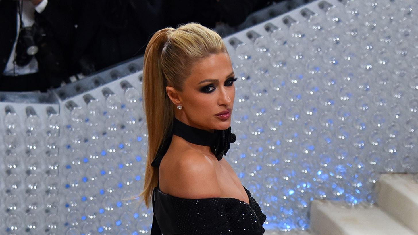 &#x397; Paris Hilton &#x3AD;&#x3BA;&#x3B1;&#x3BD;&#x3B5; &#x3C4;&#x3BF; &#x3BD;&#x3C4;&#x3B5;&#x3BC;&#x3C0;&#x3BF;&#x3CD;&#x3C4;&#x3BF; &#x3C4;&#x3B7;&#x3C2; &#x3C3;&#x3C4;&#x3BF; Met Gala &#x3BC;&#x3B5; &#x3C4;&#x3BF; &#x3C6;&#x3CC;&#x3C1;&#x3B5;&#x3BC;&#x3B1; &#x3C0;&#x3BF;&#x3C5; &#x3B4;&#x3B5;&#x3BD; &#x3C0;&#x3B5;&#x3C1;&#x3B9;&#x3BC;&#x3AD;&#x3BD;&#x3B1;&#x3BC;&#x3B5; &#x3BD;&#x3B1; &#x3C4;&#x3B7; &#x3B4;&#x3BF;&#x3CD;&#x3BC;&#x3B5; &#x3C0;&#x3BF;&#x3C4;&#x3AD;