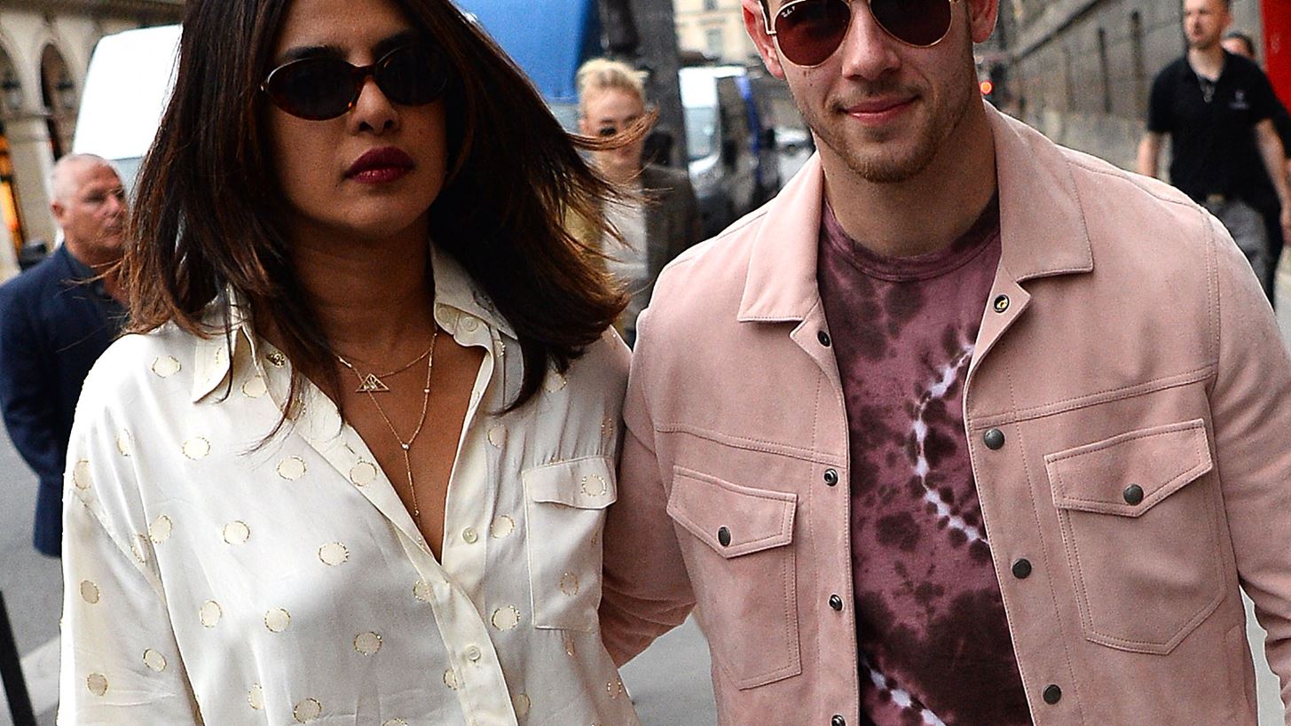 Nick Jonas - Priyanka Chopra | &#x393;&#x3B9;&#x3CC;&#x3C1;&#x3C4;&#x3B1;&#x3C3;&#x3B1;&#x3BD; &#x3BC;&#x3B5; &#x3C4;&#x3B7;&#x3BD; &#x3BA;&#x3CC;&#x3C1;&#x3B7; &#x3C4;&#x3BF;&#x3C5;&#x3C2; &#x3C4;&#x3B7;&#x3BD; &#x3C0;&#x3B9;&#x3BF; &#x3C3;&#x3B7;&#x3BC;&#x3B1;&#x3BD;&#x3C4;&#x3B9;&#x3BA;&#x3AE; &#x3B3;&#x3B9;&#x3BF;&#x3C1;&#x3C4;&#x3AE; &#x3C4;&#x3BF;&#x3C5; &#x399;&#x3BD;&#x3B4;&#x3BF;&#x3C5;&#x3B9;&#x3C3;&#x3BC;&#x3BF;&#x3CD; &#x2013; &#x39F;&#x3B9; &#x3BF;&#x3B9;&#x3BA;&#x3BF;&#x3B3;&#x3B5;&#x3BD;&#x3B5;&#x3B9;&#x3B1;&#x3BA;&#x3AD;&#x3C2; &#x3C6;&#x3C9;&#x3C4;&#x3BF;&#x3B3;&#x3C1;&#x3B1;&#x3C6;&#x3AF;&#x3B5;&#x3C2;
