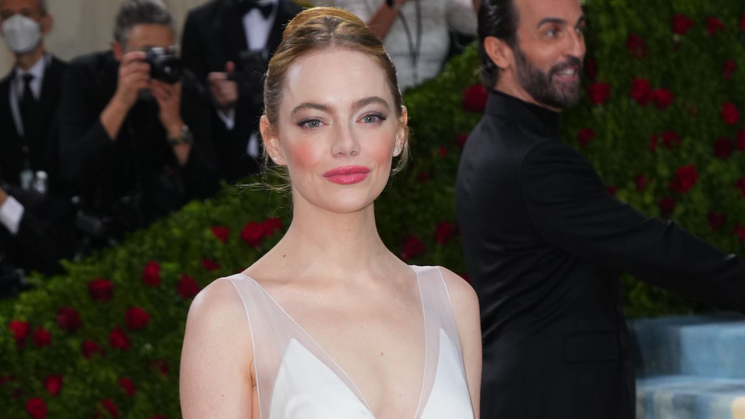 &#x397; Emma Stone &#x3C6;&#x3CC;&#x3C1;&#x3B5;&#x3C3;&#x3B5; &#x3C4;&#x3BF; &#x3BD;&#x3C5;&#x3C6;&#x3B9;&#x3BA;&#x3CC; &#x3C4;&#x3B7;&#x3C2; &#x3C3;&#x3C4;&#x3BF; &#x3C6;&#x3B5;&#x3C4;&#x3B9;&#x3BD;&#x3CC; Met Gala