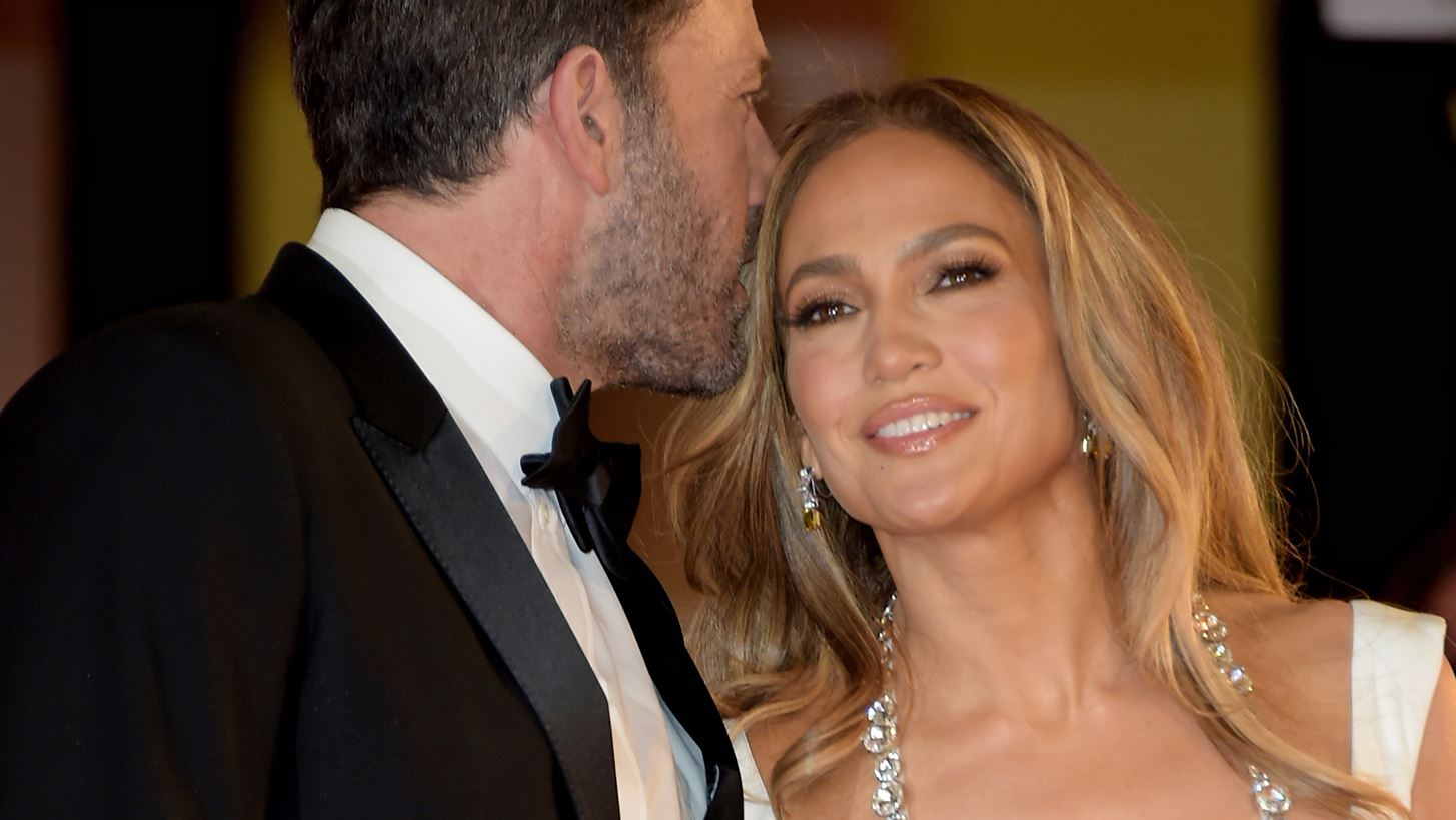 Jennifer Lopez | &#x3A4;&#x3BF; &#x3C1;&#x3BF;&#x3BC;&#x3B1;&#x3BD;&#x3C4;&#x3B9;&#x3BA;&#x3CC; &#x3BC;&#x3AE;&#x3BD;&#x3C5;&#x3BC;&#x3B1; &#x3C4;&#x3BF;&#x3C5; Ben Affleck &#x3C3;&#x3C4;&#x3BF; &#x3B4;&#x3B1;&#x3C7;&#x3C4;&#x3C5;&#x3BB;&#x3AF;&#x3B4;&#x3B9; &#x3C4;&#x3C9;&#x3BD; &#x3B1;&#x3C1;&#x3C1;&#x3B1;&#x3B2;&#x3CE;&#x3BD;&#x3C9;&#x3BD; &#x3C4;&#x3BF;&#x3C5;&#x3C2;