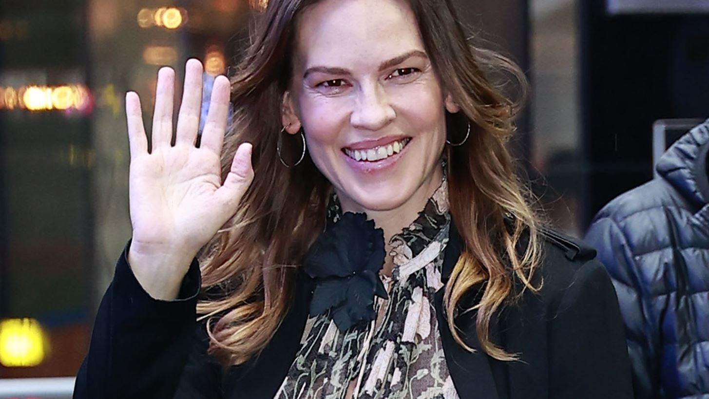 Hilary Swank | &#x3A3;&#x3B5; &#x3C0;&#x3C1;&#x3BF;&#x3C7;&#x3C9;&#x3C1;&#x3B7;&#x3BC;&#x3AD;&#x3BD;&#x3B7; &#x3B5;&#x3B3;&#x3BA;&#x3C5;&#x3BC;&#x3BF;&#x3C3;&#x3CD;&#x3BD;&#x3B7; &#x3C0;&#x3BF;&#x3B6;&#x3AC;&#x3C1;&#x3B5;&#x3B9; &#x3C3;&#x3C4;&#x3B7;&#x3BD; &#x3BA;&#x3BF;&#x3C5;&#x3B6;&#x3AF;&#x3BD;&#x3B1; &#x3C4;&#x3BF;&#x3C5; &#x3C3;&#x3C0;&#x3B9;&#x3C4;&#x3B9;&#x3BF;&#x3CD; &#x3C4;&#x3B7;&#x3C2;