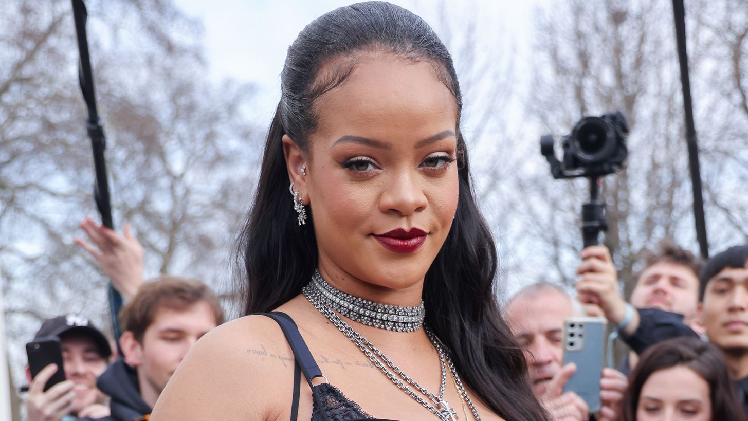 Rihanna | &#x39F;&#x3B9; &#x3BD;&#x3AD;&#x3B5;&#x3C2; &#x3C6;&#x3C9;&#x3C4;&#x3BF;&#x3B3;&#x3C1;&#x3B1;&#x3C6;&#x3AF;&#x3B5;&#x3C2; &#x3BA;&#x3B1;&#x3B9; &#x3C4;&#x3B1; &#x3B2;&#x3AF;&#x3BD;&#x3C4;&#x3B5;&#x3BF; &#x3BC;&#x3B5; &#x3C4;&#x3BF; &#x3BC;&#x3C9;&#x3C1;&#x3CC; &#x3C4;&#x3B7;&#x3C2; &#x3BB;&#x3AF;&#x3B3;&#x3B5;&#x3C2; &#x3B7;&#x3BC;&#x3AD;&#x3C1;&#x3B5;&#x3C2; &#x3C0;&#x3C1;&#x3B9;&#x3BD; &#x3C4;&#x3B1; &#x38C;&#x3C3;&#x3BA;&#x3B1;&#x3C1;