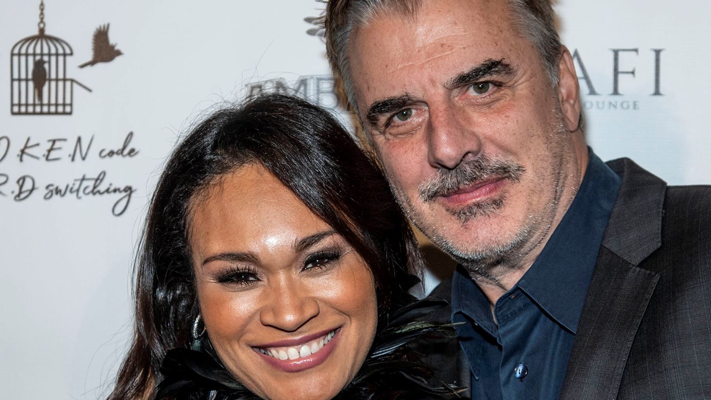 O Chris Noth &#x3C3;&#x3C5;&#x3BD;&#x3B1;&#x3BD;&#x3C4;&#x3AC; &#x3C0;&#x3C1;&#x3CE;&#x3C4;&#x3B7; &#x3C6;&#x3BF;&#x3C1;&#x3AC; &#x3B4;&#x3B7;&#x3BC;&#x3CC;&#x3C3;&#x3B9;&#x3B1; &#x3C4;&#x3B7; &#x3C3;&#x3CD;&#x3B6;&#x3C5;&#x3B3;&#x3CC; &#x3C4;&#x3BF;&#x3C5; &#x3CD;&#x3C3;&#x3C4;&#x3B5;&#x3C1;&#x3B1; &#x3B1;&#x3C0;&#x3CC; &#x3C4;&#x3B9;&#x3C2; &#x3BA;&#x3B1;&#x3C4;&#x3B1;&#x3B3;&#x3B3;&#x3B5;&#x3BB;&#x3AF;&#x3B5;&#x3C2; &#x3B3;&#x3B9;&#x3B1; &#x3C3;&#x3B5;&#x3BE;&#x3BF;&#x3C5;&#x3B1;&#x3BB;&#x3B9;&#x3BA;&#x3AE; &#x3BA;&#x3B1;&#x3BA;&#x3BF;&#x3C0;&#x3BF;&#x3AF;&#x3B7;&#x3C3;&#x3B7;