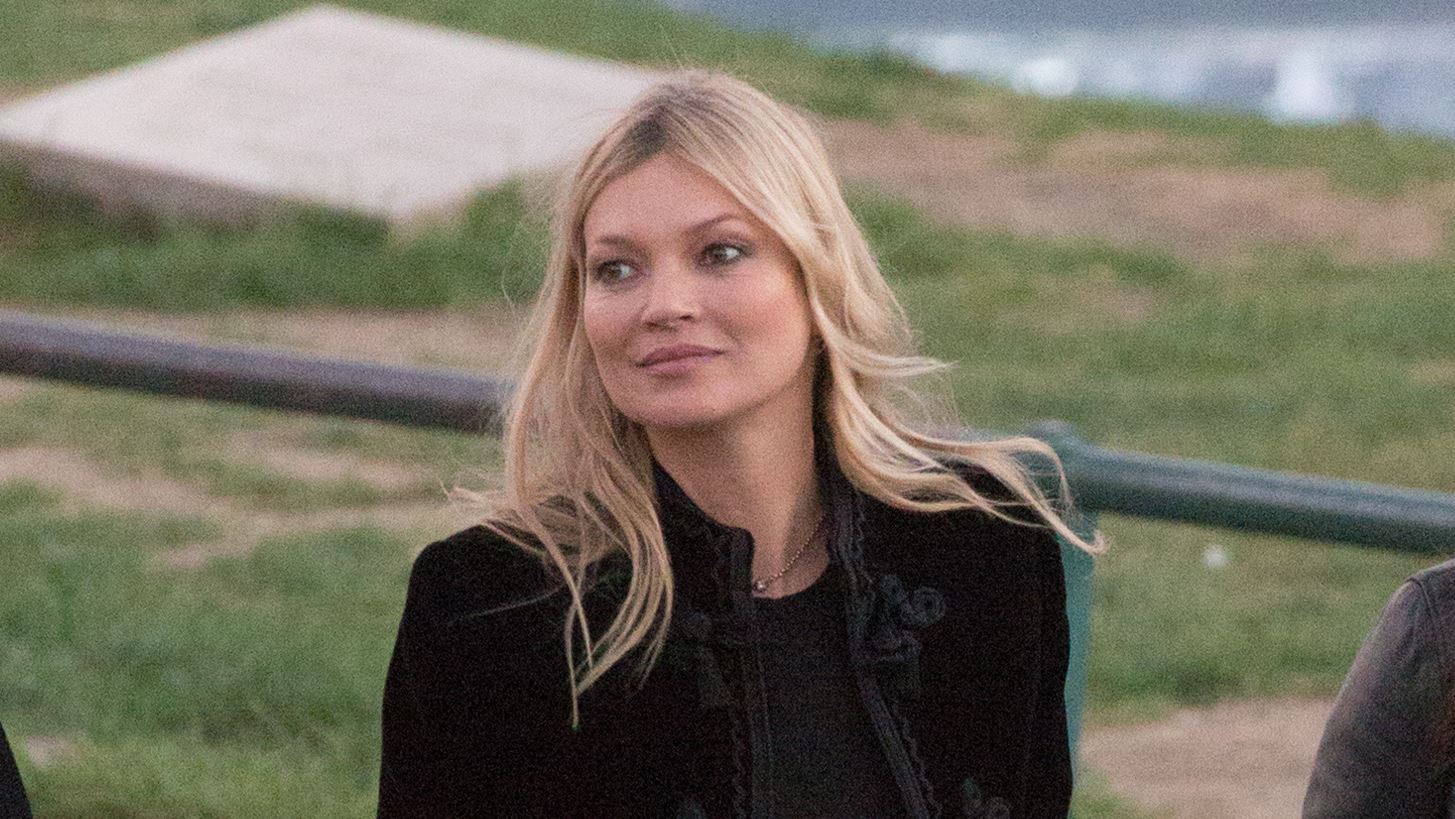 Kate Moss | &#x397; &#x3C5;&#x3C0;&#x3BF;&#x3C3;&#x3C4;&#x3AE;&#x3C1;&#x3B9;&#x3BE;&#x3B7; &#x3C3;&#x3C4;&#x3BF;&#x3BD; Johnny Depp, &#x3B7; &#x3C3;&#x3CD;&#x3BD;&#x3B4;&#x3B5;&#x3C3;&#x3AE; &#x3C4;&#x3BF;&#x3C5; &#x3BF;&#x3BD;&#x3CC;&#x3BC;&#x3B1;&#x3C4;&#x3CC;&#x3C2; &#x3C4;&#x3B7;&#x3C2; &#x3BC;&#x3B5; &#x3C4;&#x3B9;&#x3C2; &#x3BF;&#x3C5;&#x3C3;&#x3AF;&#x3B5;&#x3C2; &#x3BA;&#x3B1;&#x3B9; &#x3B7; &#x3B1;&#x3BC;&#x3C6;&#x3B9;&#x3BB;&#x3B5;&#x3B3;&#x3CC;&#x3BC;&#x3B5;&#x3BD;&#x3B7; Calvin Klein &#x3C6;&#x3C9;&#x3C4;&#x3BF;&#x3B3;&#x3C1;&#x3AC;&#x3C6;&#x3B9;&#x3C3;&#x3B7;