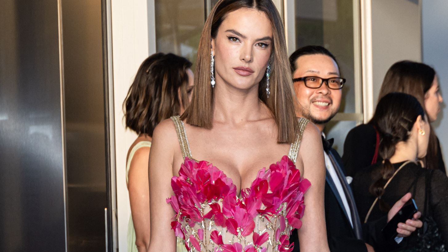 Naomi Campbell &#x2013; Alessandra Ambrosio | &#x39C;&#x3B5; &#x3C0;&#x3B1;&#x3C1;&#x3CC;&#x3BC;&#x3BF;&#x3B9;&#x3B1; floral &#x3C6;&#x3BF;&#x3C1;&#x3AD;&#x3BC;&#x3B1;&#x3C4;&#x3B1; &#x3C3;&#x3C4;&#x3B9;&#x3C2; &#x39A;&#x3AC;&#x3BD;&#x3BD;&#x3B5;&#x3C2;