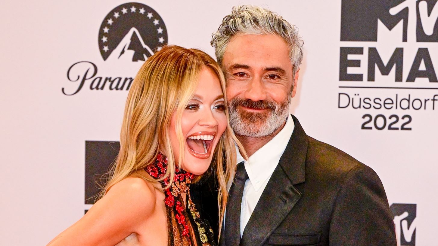 Rita Ora - Taika Waititi | &#x397; &#x3C0;&#x3C1;&#x3CE;&#x3C4;&#x3B7; &#x3BA;&#x3BF;&#x3B9;&#x3BD;&#x3AE; &#x3B5;&#x3BC;&#x3C6;&#x3AC;&#x3BD;&#x3B9;&#x3C3;&#x3B7; &#x3BC;&#x3B5;&#x3C4;&#x3AC; &#x3C4;&#x3BF; &#x3B3;&#x3AC;&#x3BC;&#x3BF; &#x3C4;&#x3BF;&#x3C5;&#x3C2; &#x3C3;&#x3C4;&#x3B7; &#x3C3;&#x3BA;&#x3B7;&#x3BD;&#x3AE; &#x3C4;&#x3C9;&#x3BD; MTV EMAs