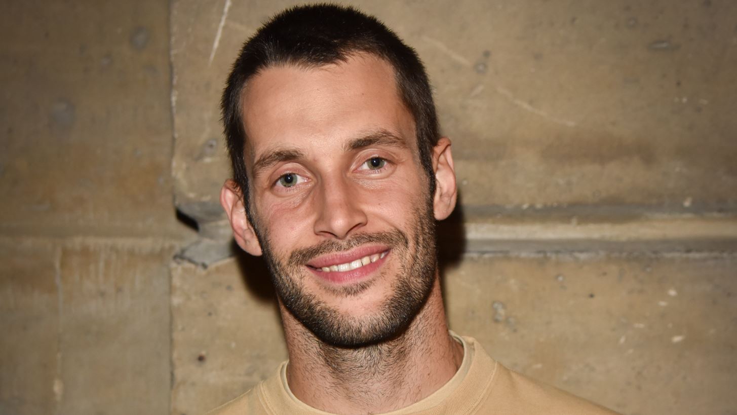 Simon Porte Jacquemus | &#x39F; &#x393;&#x3AC;&#x3BB;&#x3BB;&#x3BF;&#x3C2; &#x3C3;&#x3C7;&#x3B5;&#x3B4;&#x3B9;&#x3B1;&#x3C3;&#x3C4;&#x3AE;&#x3C2; &#x3B2;&#x3C1;&#x3AF;&#x3C3;&#x3BA;&#x3B5;&#x3C4;&#x3B1;&#x3B9; &#x3C3;&#x3C4;&#x3B7;&#x3BD; &#x395;&#x3BB;&#x3BB;&#x3AC;&#x3B4;&#x3B1;, &#x3B1;&#x3C0;&#x3BF;&#x3BB;&#x3B1;&#x3BC;&#x3B2;&#x3AC;&#x3BD;&#x3BF;&#x3BD;&#x3C4;&#x3B1;&#x3C2; &#x3C4;&#x3B9;&#x3C2; &#x3B4;&#x3B9;&#x3B1;&#x3BA;&#x3BF;&#x3C0;&#x3AD;&#x3C2; &#x3C4;&#x3BF;&#x3C5;