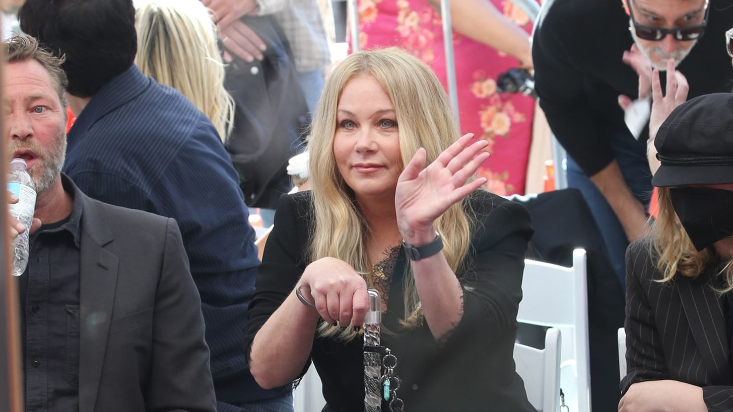 Christina Applegate | &#x397; &#x3C0;&#x3C1;&#x3CE;&#x3C4;&#x3B7; &#x3B4;&#x3B7;&#x3BC;&#x3CC;&#x3C3;&#x3B9;&#x3B1; &#x3B5;&#x3BC;&#x3C6;&#x3AC;&#x3BD;&#x3B9;&#x3C3;&#x3B7; &#x3BC;&#x3B5;&#x3C4;&#x3AC; &#x3C4;&#x3B7; &#x3B4;&#x3B9;&#x3AC;&#x3B3;&#x3BD;&#x3C9;&#x3C3;&#x3B7; &#x3C4;&#x3B7;&#x3C2; &#x3C0;&#x3BF;&#x3BB;&#x3BB;&#x3B1;&#x3C0;&#x3BB;&#x3AE;&#x3C2; &#x3C3;&#x3BA;&#x3BB;&#x3AE;&#x3C1;&#x3C5;&#x3BD;&#x3C3;&#x3B7;&#x3C2;
