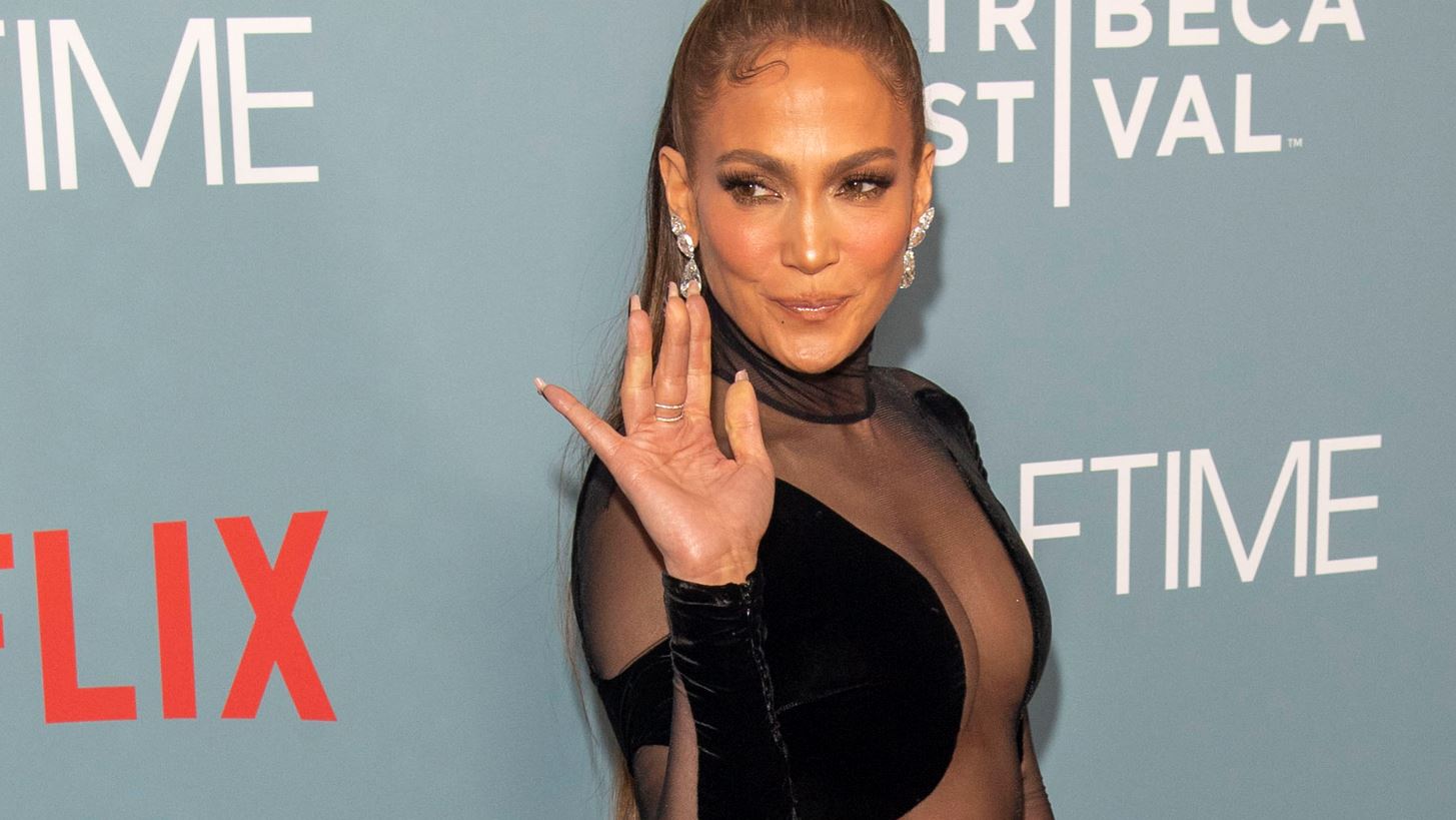 Jennifer Lopez | H &#x3B5;&#x3BD;&#x3C4;&#x3C5;&#x3C0;&#x3C9;&#x3C3;&#x3B9;&#x3B1;&#x3BA;&#x3AE;, &#x3C0;&#x3C1;&#x3CE;&#x3C4;&#x3B7; &#x3B5;&#x3BC;&#x3C6;&#x3AC;&#x3BD;&#x3B9;&#x3C3;&#x3B7; &#x3C3;&#x3C4;&#x3B7; &#x3C3;&#x3BA;&#x3B7;&#x3BD;&#x3AE; &#x3BC;&#x3B5;&#x3C4;&#x3AC; &#x3C4;&#x3BF;&#x3BD; &#x3B3;&#x3AC;&#x3BC;&#x3BF; &#x3C4;&#x3B7;&#x3C2;