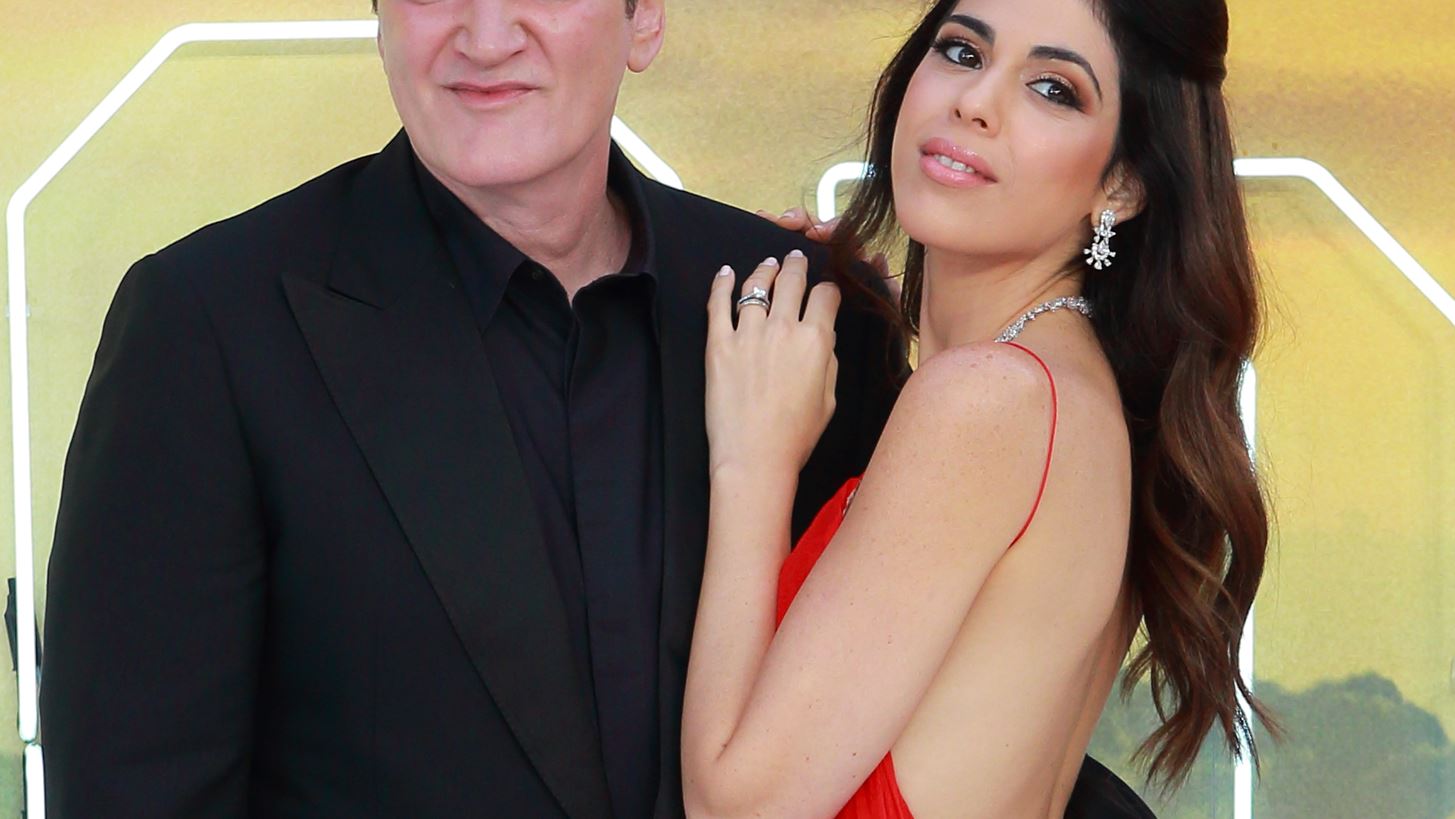 Quentin Tarantino | H &#x3C3;&#x3CD;&#x3B6;&#x3C5;&#x3B3;&#x3CC;&#x3C2; &#x3C4;&#x3BF;&#x3C5;, Daniella, &#x3B3;&#x3AD;&#x3BD;&#x3BD;&#x3B7;&#x3C3;&#x3B5; &#x3C4;&#x3BF; &#x3B4;&#x3B5;&#x3CD;&#x3C4;&#x3B5;&#x3C1;&#x3BF; &#x3C0;&#x3B1;&#x3B9;&#x3B4;&#x3AF; &#x3C4;&#x3BF;&#x3C5;&#x3C2;