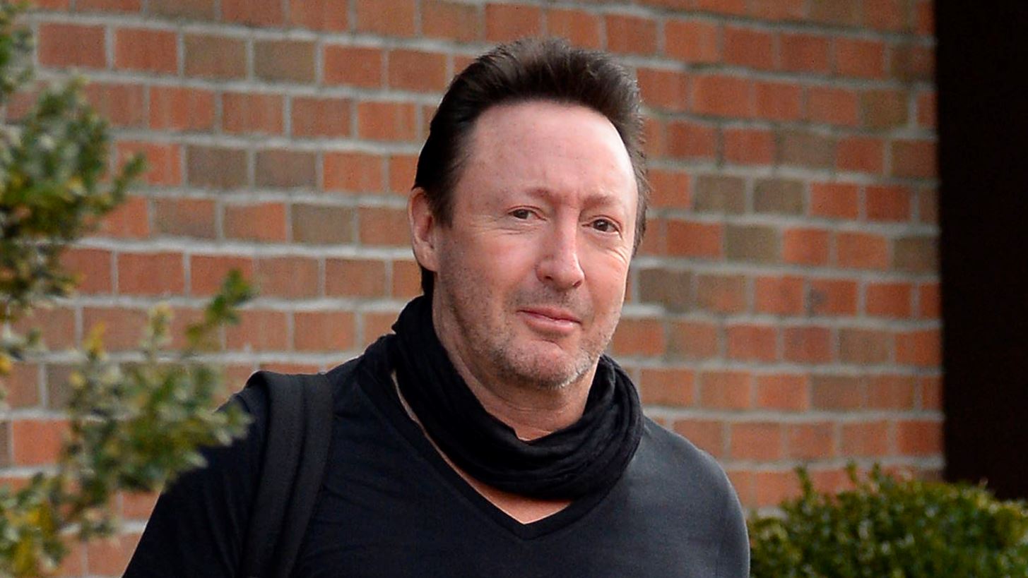 Julian Lennon | &#x39F; &#x3B3;&#x3B9;&#x3BF;&#x3C2; &#x3C4;&#x3BF;&#x3C5; John Lennon &#x3B4;&#x3B7;&#x3BC;&#x3BF;&#x3C0;&#x3C1;&#x3B1;&#x3C4;&#x3B5;&#x3AF; &#x3C9;&#x3C2; NFT &#x3C0;&#x3C1;&#x3BF;&#x3C3;&#x3C9;&#x3C0;&#x3B9;&#x3BA;&#x3AC; &#x3B1;&#x3BD;&#x3C4;&#x3B9;&#x3BA;&#x3B5;&#x3AF;&#x3BC;&#x3B5;&#x3BD;&#x3B1; &#x3C4;&#x3BF;&#x3C5; &#x3B4;&#x3B9;&#x3AC;&#x3C3;&#x3B7;&#x3BC;&#x3BF;&#x3C5; &#x3C4;&#x3C1;&#x3B1;&#x3B3;&#x3BF;&#x3C5;&#x3B4;&#x3B9;&#x3C3;&#x3C4;&#x3AE;
