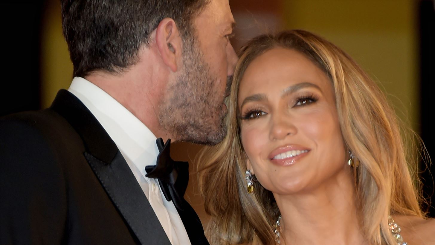 Jennifer Lopez | H &#x3B1;&#x3C0;&#x3AC;&#x3BD;&#x3C4;&#x3B7;&#x3C3;&#x3B7; &#x3C3;&#x3C4;&#x3B1; viral memes &#x3C4;&#x3BF;&#x3C5; Ben Affleck &#x3BC;&#x3B5; &#x3AD;&#x3BD;&#x3B1; &#x3B2;&#x3AF;&#x3BD;&#x3C4;&#x3B5;&#x3BF; &#x3BC;&#x3B5; &#x3C4;&#x3B9;&#x3C2; backstage &#x3C3;&#x3C4;&#x3B9;&#x3B3;&#x3BC;&#x3AD;&#x3C2; &#x3C4;&#x3BF;&#x3C5;&#x3C2; &#x3C3;&#x3C4;&#x3B1; Grammy
