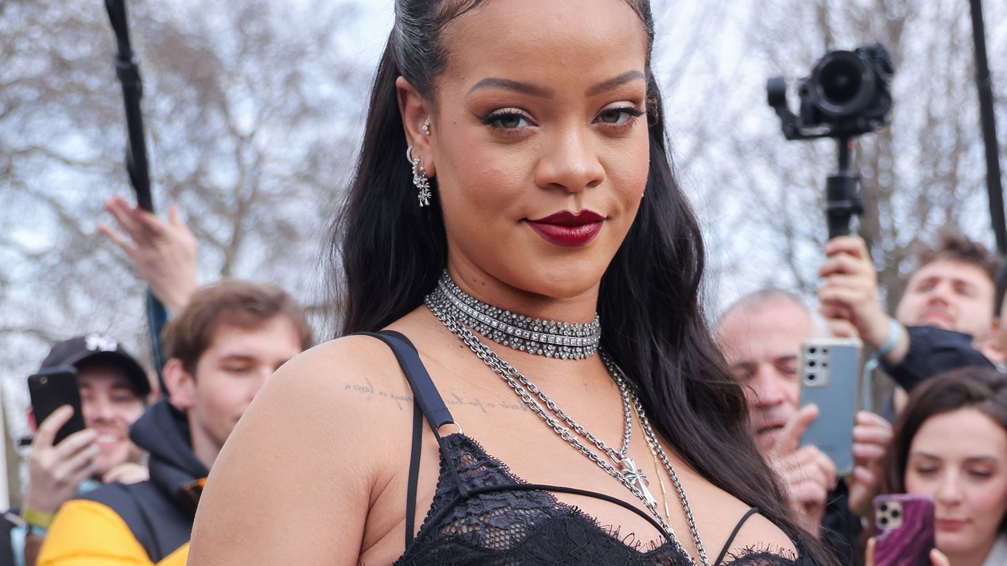 Rihanna | &#x397; &#x3C0;&#x3C1;&#x3CE;&#x3C4;&#x3B7; &#x3C4;&#x3B7;&#x3C2; &#x3B5;&#x3BC;&#x3C6;&#x3AC;&#x3BD;&#x3B9;&#x3C3;&#x3B7; &#x3BC;&#x3B5;&#x3C4;&#x3AC; &#x3C4;&#x3B7; &#x3B3;&#x3AD;&#x3BD;&#x3BD;&#x3B7;&#x3C3;&#x3B7; &#x3C4;&#x3BF;&#x3C5; &#x3B3;&#x3B9;&#x3BF;&#x3C5; &#x3C4;&#x3B7;&#x3C2;