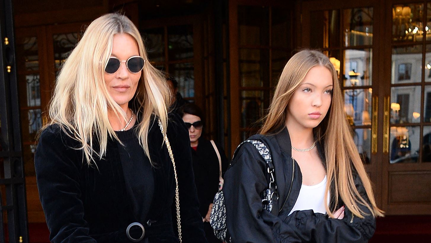 Lila Grace | &#x397; 18&#x3C7;&#x3C1;&#x3BF;&#x3BD;&#x3B7; &#x3BA;&#x3CC;&#x3C1;&#x3B7; &#x3C4;&#x3B7;&#x3C2; Kate Moss &#x3AC;&#x3BD;&#x3BF;&#x3B9;&#x3BE;&#x3B5; &#x3C4;&#x3B7;&#x3BD; &#x3B5;&#x3C0;&#x3AF;&#x3B4;&#x3B5;&#x3B9;&#x3BE;&#x3B7; &#x3C4;&#x3BF;&#x3C5; Richard Quinn &#x3C3;&#x3C4;&#x3B7;&#x3BD; &#x395;&#x3B2;&#x3B4;&#x3BF;&#x3BC;&#x3AC;&#x3B4;&#x3B1; &#x39C;&#x3CC;&#x3B4;&#x3B1;&#x3C2; &#x3C4;&#x3BF;&#x3C5; &#x39B;&#x3BF;&#x3BD;&#x3B4;&#x3AF;&#x3BD;&#x3BF;&#x3C5;
