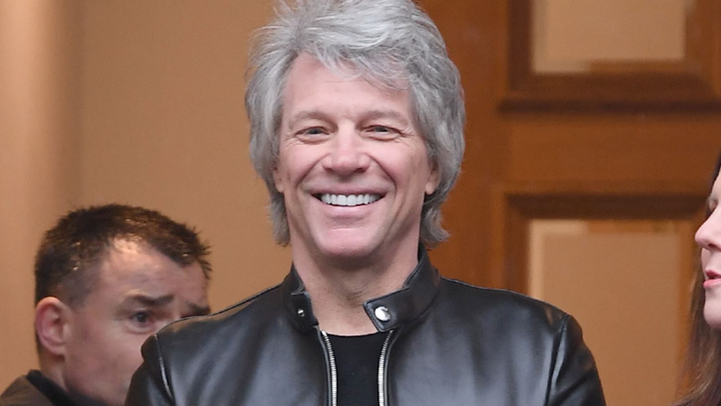 &#x39F; Jon Bon Jovi &#x3C3;&#x3C7;&#x3BF;&#x3BB;&#x3AF;&#x3B1;&#x3C3;&#x3B5; &#x3C4;&#x3BF;&#x3BD; &#x3B1;&#x3C1;&#x3C1;&#x3B1;&#x3B2;&#x3CE;&#x3BD;&#x3B1; &#x3C4;&#x3BF;&#x3C5; 20&#x3C7;&#x3C1;&#x3BF;&#x3BD;&#x3BF;&#x3C5; &#x3B3;&#x3B9;&#x3BF;&#x3C5; &#x3C4;&#x3BF;&#x3C5; &#x3BC;&#x3B5; &#x3C4;&#x3B7; Millie Bobby Brown