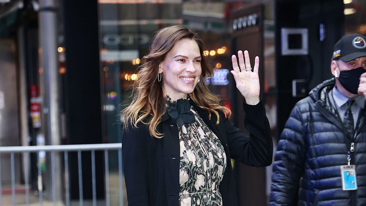 Hilary Swank | &#x3A0;&#x3BF;&#x3B6;&#x3AC;&#x3C1;&#x3B5;&#x3B9; &#x3B1;&#x3B3;&#x3BA;&#x3B1;&#x3BB;&#x3B9;&#x3AC;&#x3B6;&#x3BF;&#x3BD;&#x3C4;&#x3B1;&#x3C2; &#x3C4;&#x3B7; &#x3C6;&#x3BF;&#x3C5;&#x3C3;&#x3BA;&#x3C9;&#x3BC;&#x3AD;&#x3BD;&#x3B7; &#x3BA;&#x3BF;&#x3B9;&#x3BB;&#x3B9;&#x3AC; &#x3C4;&#x3B7;&#x3C2; &#x3BC;&#x3C0;&#x3C1;&#x3BF;&#x3C3;&#x3C4;&#x3AC; &#x3B1;&#x3C0;&#x3CC; &#x3C4;&#x3BF; &#x3C7;&#x3C1;&#x3B9;&#x3C3;&#x3C4;&#x3BF;&#x3C5;&#x3B3;&#x3B5;&#x3BD;&#x3BD;&#x3B9;&#x3AC;&#x3C4;&#x3B9;&#x3BA;&#x3BF; &#x3B4;&#x3AD;&#x3BD;&#x3C4;&#x3C1;&#x3BF;