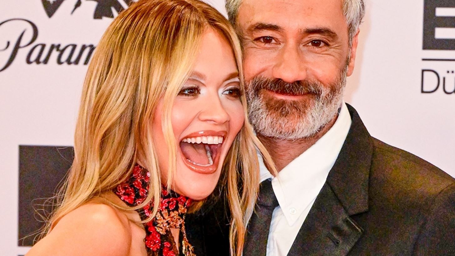 Rita Ora | &#x3A0;&#x3B5;&#x3C1;&#x3B9;&#x3B3;&#x3C1;&#x3AC;&#x3C6;&#x3B5;&#x3B9; &#x3C0;&#x3CE;&#x3C2; &#x3B7; &#x3C6;&#x3B9;&#x3BB;&#x3AF;&#x3B1; &#x3C4;&#x3B7;&#x3C2; &#x3BC;&#x3B5; &#x3C4;&#x3BF;&#x3BD; Taika Waititi &#x3B5;&#x3BE;&#x3B5;&#x3BB;&#x3AF;&#x3C7;&#x3B8;&#x3B7;&#x3BA;&#x3B5; &#x3C3;&#x3B5; &#x3AD;&#x3BD;&#x3B1; &#x3BC;&#x3B5;&#x3B3;&#x3AC;&#x3BB;&#x3BF; &#x3AD;&#x3C1;&#x3C9;&#x3C4;&#x3B1;