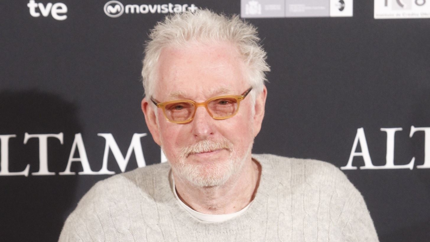 Hugh Hudson | &#x388;&#x3C6;&#x3C5;&#x3B3;&#x3B5; &#x3B1;&#x3C0;&#x3CC; &#x3C4;&#x3B7; &#x3B6;&#x3C9;&#x3AE; &#x3BF; &#x3C3;&#x3BA;&#x3B7;&#x3BD;&#x3BF;&#x3B8;&#x3AD;&#x3C4;&#x3B7;&#x3C2; &#x3C4;&#x3B7;&#x3C2; &#x3BF;&#x3C3;&#x3BA;&#x3B1;&#x3C1;&#x3B9;&#x3BA;&#x3AE;&#x3C2; &#x3C4;&#x3B1;&#x3B9;&#x3BD;&#x3AF;&#x3B1;&#x3C2; &quot;&#x394;&#x3C1;&#x3CC;&#x3BC;&#x3BF;&#x3B9; &#x3C4;&#x3B7;&#x3C2; &#x3A6;&#x3C9;&#x3C4;&#x3B9;&#x3AC;&#x3C2;&quot;