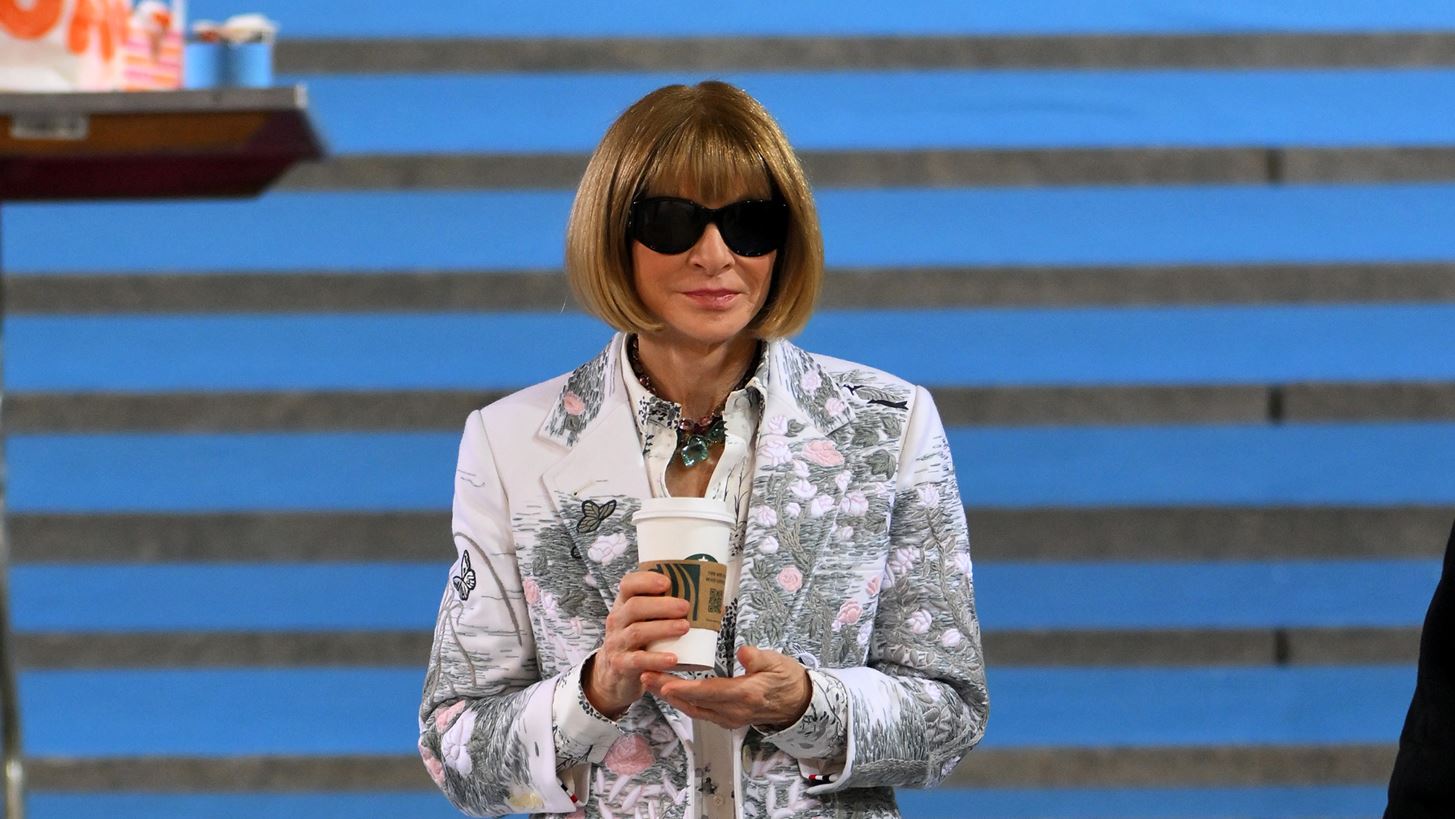 Anna Wintour | To &#x3BA;&#x3AC;&#x3C0;&#x3C9;&#x3C2; &#x3C0;&#x3B5;&#x3C1;&#x3AF;&#x3B5;&#x3C1;&#x3B3;&#x3BF; &#x3BA;&#x3B1;&#x3B9; &#x3C5;&#x3C0;&#x3B5;&#x3C1;&#x3B2;&#x3BF;&#x3BB;&#x3B9;&#x3BA;&#x3AC; &#x3B1;&#x3BA;&#x3C1;&#x3B9;&#x3B2;&#x3CC; &#x3B3;&#x3B5;&#x3CD;&#x3BC;&#x3B1; &#x3C0;&#x3BF;&#x3C5; &#x3C4;&#x3C1;&#x3CE;&#x3B5;&#x3B9; &#x3BA;&#x3AC;&#x3B8;&#x3B5; &#x3BC;&#x3AD;&#x3C1;&#x3B1;