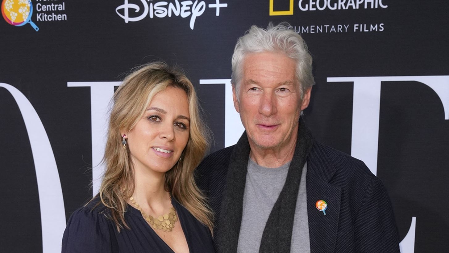 Richard Gere  | &#x397; &#x3C3;&#x3C0;&#x3AC;&#x3BD;&#x3B9;&#x3B1; &#x3B5;&#x3BC;&#x3C6;&#x3AC;&#x3BD;&#x3B9;&#x3C3;&#x3B7; &#x3BC;&#x3B5; &#x3C4;&#x3B7; &#x3C3;&#x3CD;&#x3B6;&#x3C5;&#x3B3;&#x3CC; &#x3C4;&#x3BF;&#x3C5; &#x3C3;&#x3C4;&#x3BF; &#x3BA;&#x3CC;&#x3BA;&#x3BA;&#x3B9;&#x3BD;&#x3BF; &#x3C7;&#x3B1;&#x3BB;&#x3AF;