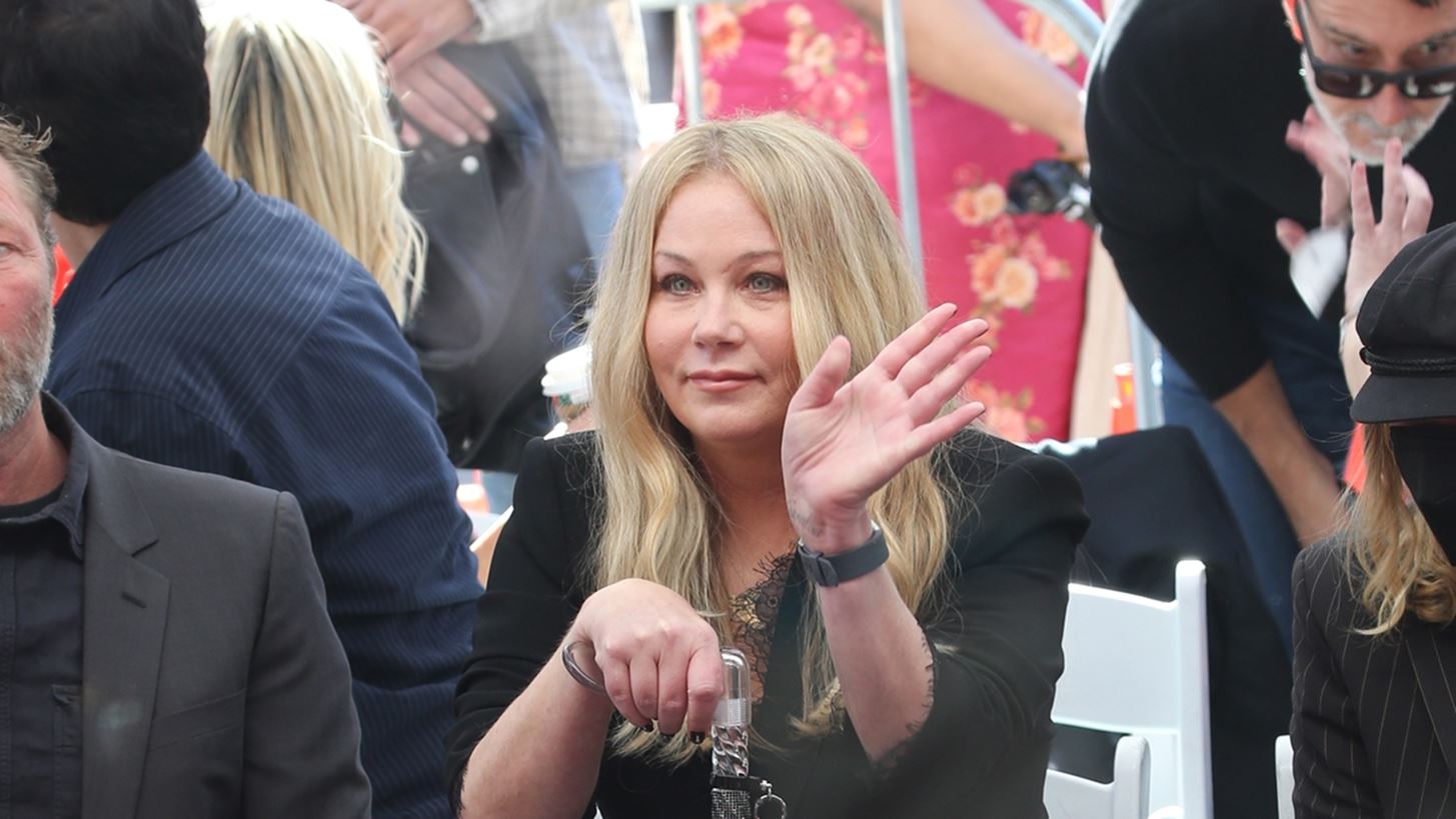 Christina Applegate | &#x397; &#x3C0;&#x3C1;&#x3CE;&#x3C4;&#x3B7; &#x3C4;&#x3B7;&#x3C2; &#x3B5;&#x3BC;&#x3C6;&#x3AC;&#x3BD;&#x3B9;&#x3C3;&#x3B7; &#x3C3;&#x3B5; &#x3B2;&#x3C1;&#x3B1;&#x3B2;&#x3B5;&#x3AF;&#x3B1; &#x3BC;&#x3B5;&#x3C4;&#x3AC; &#x3C4;&#x3B7; &#x3B4;&#x3B9;&#x3AC;&#x3B3;&#x3BD;&#x3C9;&#x3C3;&#x3B7; &#x3BC;&#x3B5; &#x3C0;&#x3BF;&#x3BB;&#x3BB;&#x3B1;&#x3C0;&#x3BB;&#x3AE; &#x3C3;&#x3BA;&#x3BB;&#x3AE;&#x3C1;&#x3C5;&#x3BD;&#x3C3;&#x3B7;