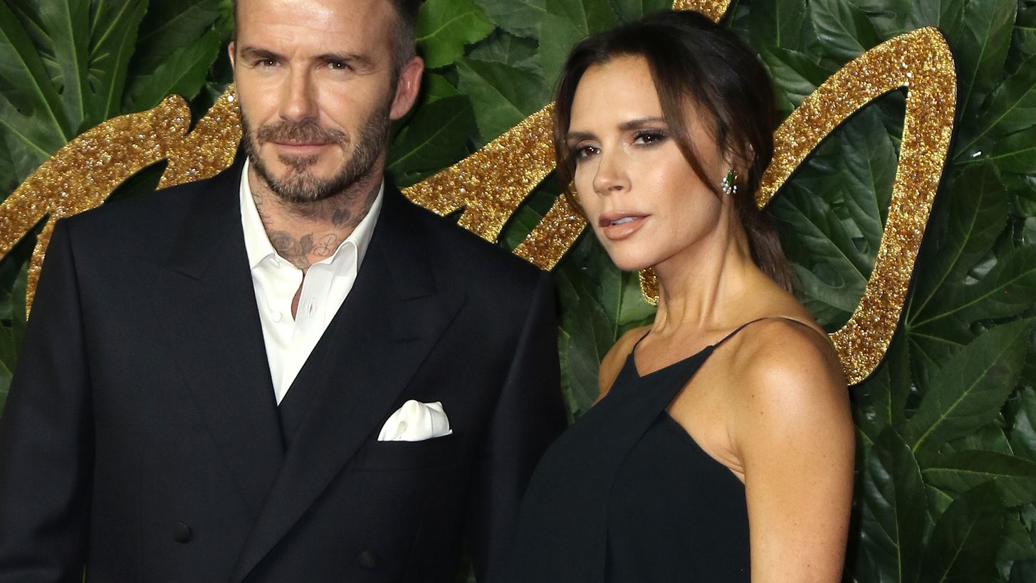 Victoria -David Beckham | &#x397; &#x3BA;&#x3B1;&#x3BB;&#x3BF;&#x3BA;&#x3B1;&#x3B9;&#x3C1;&#x3B9;&#x3BD;&#x3AE; &#x3C0;&#x3CC;&#x3B6;&#x3B1; &#x3B1;&#x3C0;&#x3CC; &#x3C4;&#x3B9;&#x3C2; &#x3B4;&#x3B9;&#x3B1;&#x3BA;&#x3BF;&#x3C0;&#x3AD;&#x3C2; &#x3C4;&#x3BF;&#x3C5;&#x3C2; &#x3BC;&#x3B5; &#x3B1;&#x3C3;&#x3BF;&#x3C1;&#x3C4;&#x3AF; looks