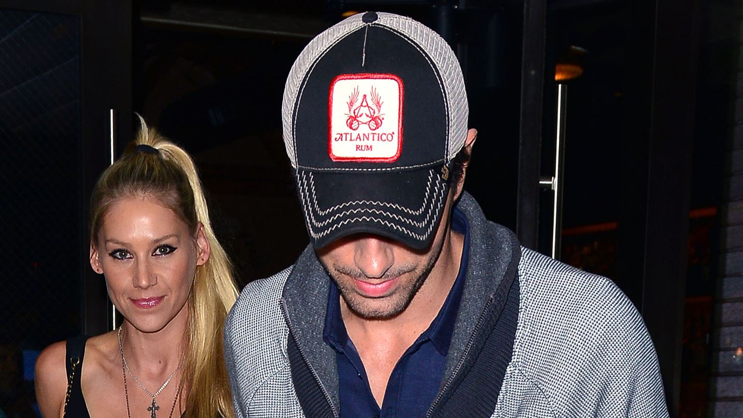 &#x39F; Enrique Iglesias &#x3BA;&#x3B1;&#x3B9; &#x3B7; Anna Kournikova &#x3BC;&#x3AC;&#x3C2; &#x3B4;&#x3B5;&#x3AF;&#x3C7;&#x3BD;&#x3BF;&#x3C5;&#x3BD; &#x3C4;&#x3B1; &#x3C4;&#x3C1;&#x3AF;&#x3B1; &#x3C7;&#x3B1;&#x3C1;&#x3BF;&#x3CD;&#x3BC;&#x3B5;&#x3BD;&#x3B1; &#x3C0;&#x3B1;&#x3B9;&#x3B4;&#x3B9;&#x3AC; &#x3C4;&#x3BF;&#x3C5;&#x3C2;