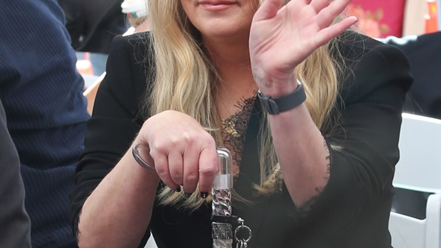 Christina Applegate | &#x397; &#x3C3;&#x3BA;&#x3BB;&#x3B7;&#x3C1;&#x3AE; &#x3BA;&#x3C1;&#x3B9;&#x3C4;&#x3B9;&#x3BA;&#x3AE; &#x3C0;&#x3BF;&#x3C5; &#x3B4;&#x3AD;&#x3C7;&#x3C4;&#x3B7;&#x3BA;&#x3B5; &#x3B3;&#x3B9;&#x3B1; &#x3C4;&#x3B7;&#x3BD; &#x3C0;&#x3C1;&#x3CE;&#x3C4;&#x3B7; &#x3B4;&#x3B7;&#x3BC;&#x3CC;&#x3C3;&#x3B9;&#x3B1; &#x3B5;&#x3BC;&#x3C6;&#x3AC;&#x3BD;&#x3B9;&#x3C3;&#x3B7; &#x3BC;&#x3B5;&#x3C4;&#x3AC; &#x3C4;&#x3B7; &#x3B4;&#x3B9;&#x3AC;&#x3B3;&#x3BD;&#x3C9;&#x3C3;&#x3B7; &#x3BC;&#x3B5; &#x3C0;&#x3BF;&#x3BB;&#x3BB;&#x3B1;&#x3C0;&#x3BB;&#x3AE; &#x3C3;&#x3BA;&#x3BB;&#x3AE;&#x3C1;&#x3C5;&#x3BD;&#x3C3;&#x3B7;