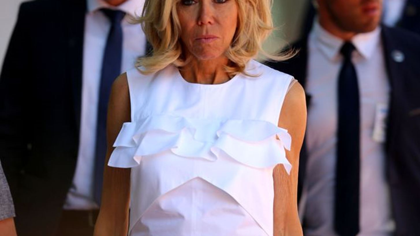 Brigitte Macron: &#x39F;&#x3B9; &#x3BB;&#x3B5;&#x3C0;&#x3C4;&#x3BF;&#x3BC;&#x3AD;&#x3C1;&#x3B5;&#x3B9;&#x3B5;&#x3C2; &#x3C4;&#x3BF;&#x3C5; outfit &#x3C0;&#x3BF;&#x3C5; &#x3B5;&#x3C0;&#x3AD;&#x3BB;&#x3B5;&#x3BE;&#x3B5; &#x3C3;&#x3C4;&#x3B7;&#x3BD; &#x391;&#x3B8;&#x3AE;&#x3BD;&#x3B1;