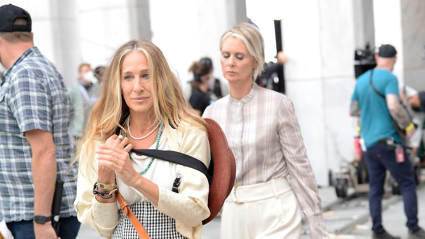 &#x393;&#x3B9;&#x3B1;&#x3C4;&#x3AF; &#x3BF;&#x3B9; &#x3C3;&#x3C5;&#x3B3;&#x3B3;&#x3C1;&#x3B1;&#x3C6;&#x3B5;&#x3AF;&#x3C2; &#x3C4;&#x3BF;&#x3C5; &quot;And Just Like That&quot; &#x3BC;&#x3B9;&#x3C3;&#x3BF;&#x3CD;&#x3BD; &#x3C4;&#x3B7;&#x3BD; Carrie Bradshaw