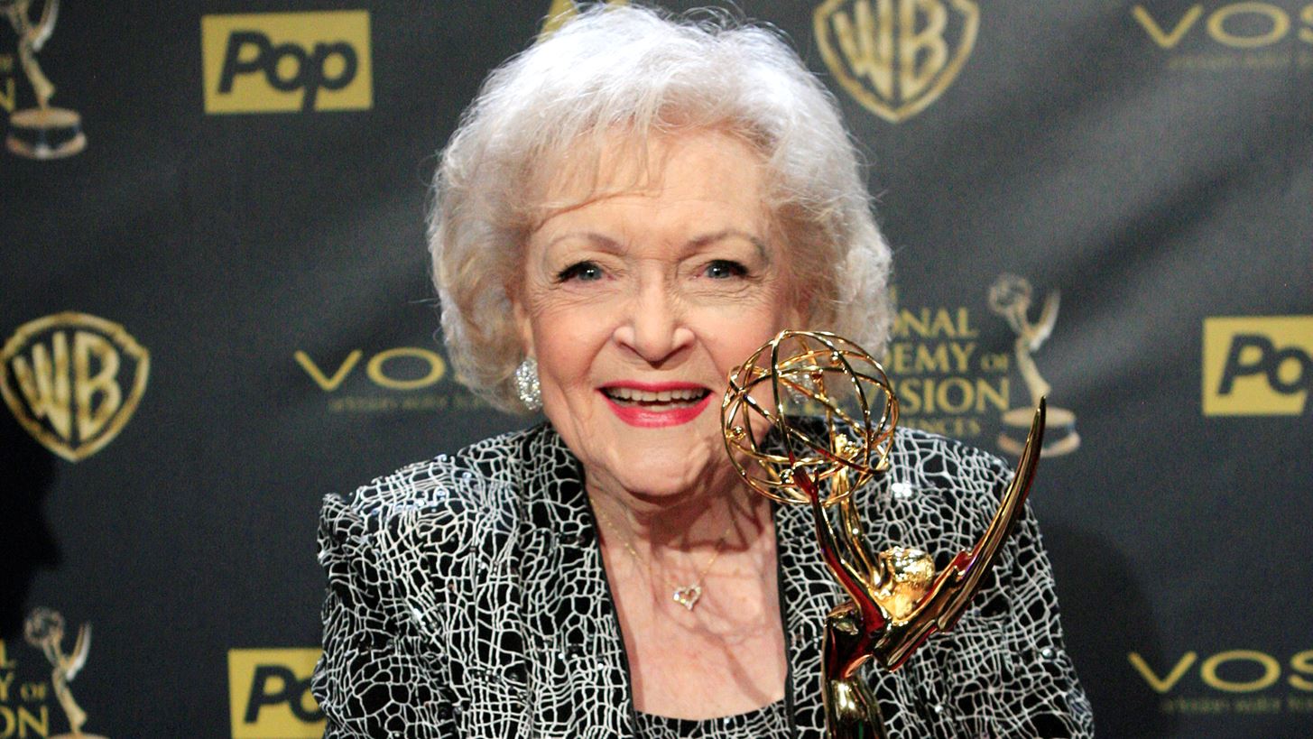 &#x3A0;&#x3AD;&#x3B8;&#x3B1;&#x3BD;&#x3B5; &#x3B7; Betty White, &#x3BB;&#x3AF;&#x3B3;&#x3BF; &#x3C0;&#x3C1;&#x3B9;&#x3BD; &#x3BA;&#x3BB;&#x3B5;&#x3AF;&#x3C3;&#x3B5;&#x3B9; &#x3AD;&#x3BD;&#x3B1;&#x3BD; &#x3B1;&#x3B9;&#x3CE;&#x3BD;&#x3B1; &#x3B6;&#x3C9;&#x3AE;&#x3C2;