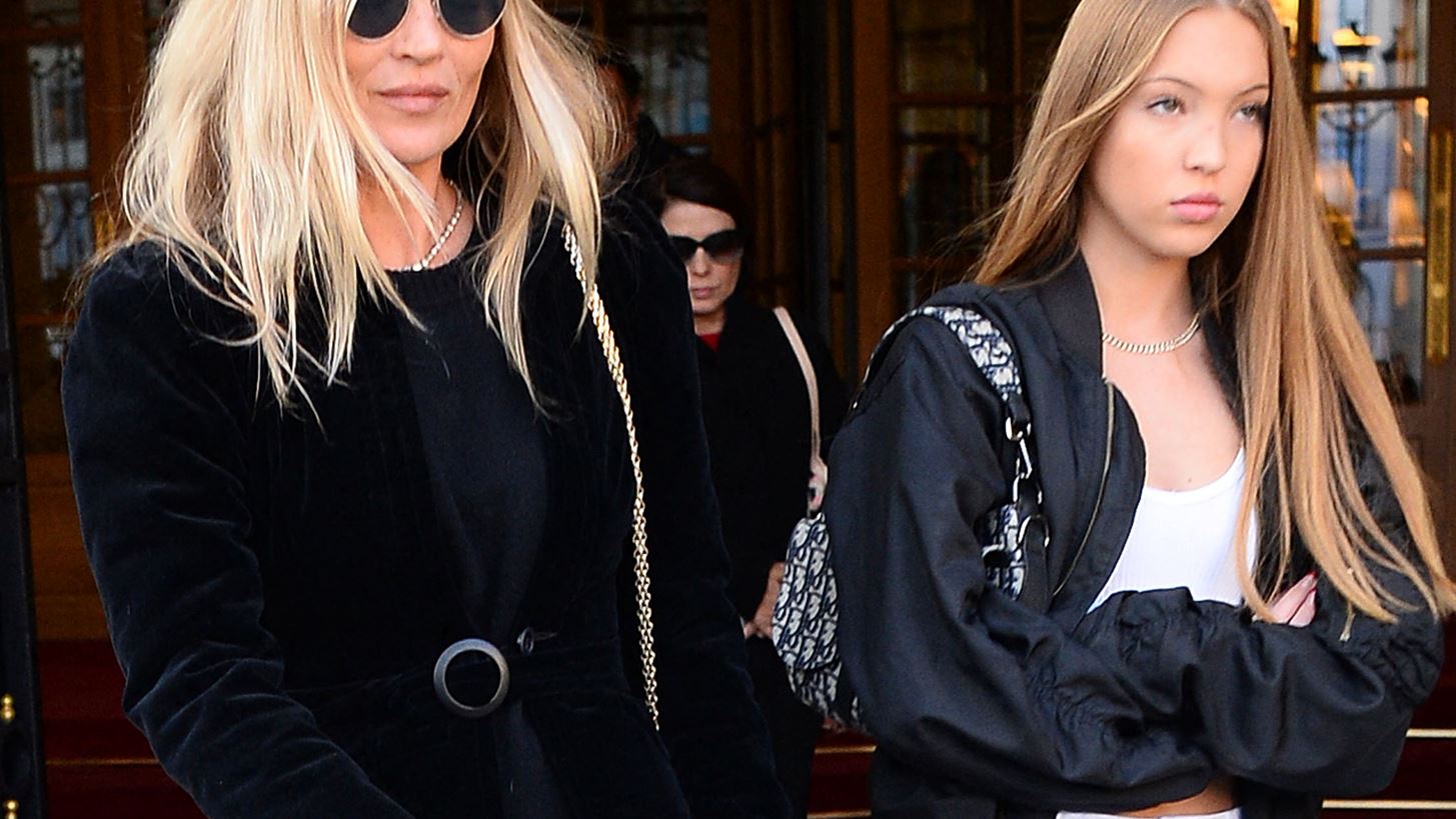 Kate Moss &#x2013; Lila Moss | &#x39C;&#x3B1;&#x3BC;&#x3AC; &#x3BA;&#x3B1;&#x3B9; &#x3BA;&#x3CC;&#x3C1;&#x3B7; &#x3C0;&#x3B5;&#x3C1;&#x3C0;&#x3AC;&#x3C4;&#x3B7;&#x3C3;&#x3B1;&#x3BD; &#x3BC;&#x3B1;&#x3B6;&#x3AF; &#x3C3;&#x3C4;&#x3B7;&#x3BD; &#x3B5;&#x3C0;&#x3AF;&#x3B4;&#x3B5;&#x3B9;&#x3BE;&#x3B7; &#x3C4;&#x3B7;&#x3C2; &#x3BA;&#x3BF;&#x3BB;&#x3B5;&#x3BE;&#x3B9;&#x3CC;&#x3BD;-&#x3C3;&#x3C5;&#x3BD;&#x3B5;&#x3C1;&#x3B3;&#x3B1;&#x3C3;&#x3AF;&#x3B1;&#x3C2; &#x27;Fendance&#x27;