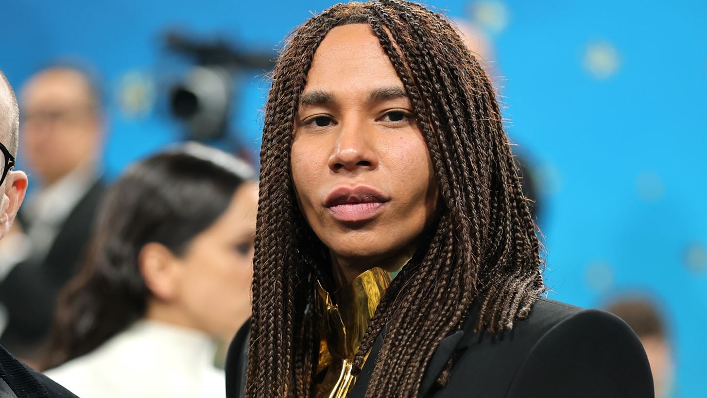 &#x39F; Olivier Rousteing &#x3B1;&#x3C0;&#x3BF;&#x3C7;&#x3C9;&#x3C1;&#x3B5;&#x3AF; &#x3B1;&#x3C0;&#x3CC; &#x3C4;&#x3BF;&#x3BD; &#x3BF;&#x3AF;&#x3BA;&#x3BF; Balmain