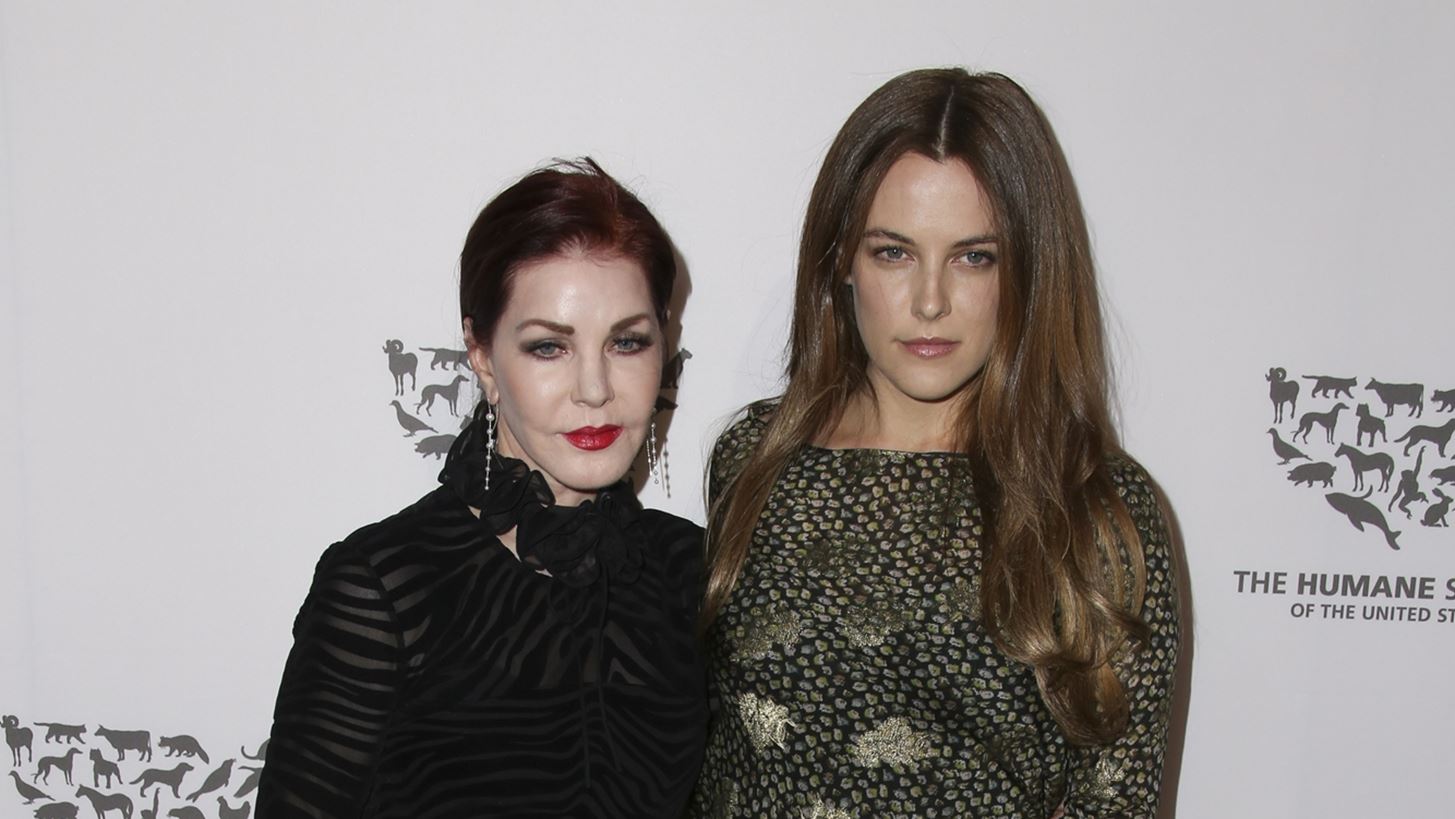 Priscilla Presley - Riley Keough | &#x393;&#x3B9;&#x3B1;&#x3B3;&#x3B9;&#x3AC; &#x3BA;&#x3B1;&#x3B9; &#x3B5;&#x3B3;&#x3B3;&#x3BF;&#x3BD;&#x3AE; &#x3B2;&#x3C1;&#x3AF;&#x3C3;&#x3BA;&#x3BF;&#x3BD;&#x3C4;&#x3B1;&#x3B9; &#x3C3;&#x3B5; &#x3B4;&#x3B9;&#x3B1;&#x3BC;&#x3AC;&#x3C7;&#x3B7; &#x3B3;&#x3B9;&#x3B1; &#x3C4;&#x3B7;&#x3BD; &#x3C0;&#x3B5;&#x3C1;&#x3B9;&#x3BF;&#x3C5;&#x3C3;&#x3AF;&#x3B1; &#x3C4;&#x3B7;&#x3C2; Lisa Marie Presley