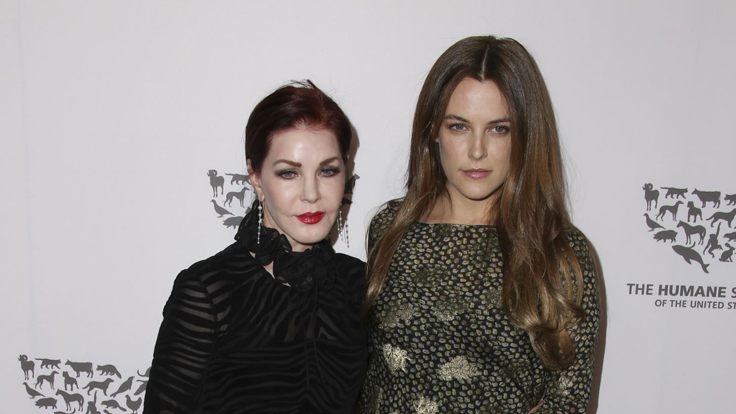 &#x397; Priscilla Presley &#x3BA;&#x3B1;&#x3C4;&#x3AD;&#x3BB;&#x3B7;&#x3BE;&#x3B5; &#x3C3;&#x3B5; &#x3C3;&#x3C5;&#x3BC;&#x3B2;&#x3B9;&#x3B2;&#x3B1;&#x3C3;&#x3BC;&#x3CC; &#x3BC;&#x3B5; &#x3C4;&#x3B7;&#x3BD; &#x3B5;&#x3B3;&#x3B3;&#x3BF;&#x3BD;&#x3AE; &#x3C4;&#x3B7;&#x3C2;, &#x3B1;&#x3C6;&#x3BF;&#x3CD; &#x3AD;&#x3BB;&#x3B1;&#x3B2;&#x3B5; &#x3B1;&#x3C1;&#x3BA;&#x3B5;&#x3C4;&#x3AC; &#x3B5;&#x3BA;&#x3B1;&#x3C4;&#x3BF;&#x3BC;&#x3BC;&#x3CD;&#x3C1;&#x3B9;&#x3B1; &#x3B4;&#x3BF;&#x3BB;&#x3AC;&#x3C1;&#x3B9;&#x3B1;