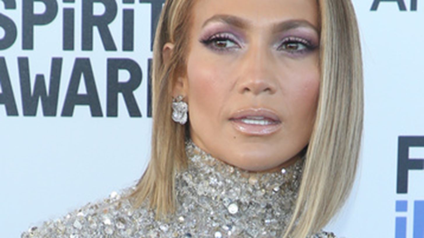 Jennifer Lopez | &#x397; &#x3C4;&#x3C3;&#x3AC;&#x3BD;&#x3C4;&#x3B1; &#x3C4;&#x3B7;&#x3C2; &#x3BA;&#x3BF;&#x3C5;&#x3B2;&#x3B1;&#x3BB;&#x3AC;&#x3B5;&#x3B9; &#x3AD;&#x3BD;&#x3B1; &#x3C3;&#x3B7;&#x3BC;&#x3B1;&#x3BD;&#x3C4;&#x3B9;&#x3BA;&#x3CC; &#x3BC;&#x3AE;&#x3BD;&#x3C5;&#x3BC;&#x3B1;