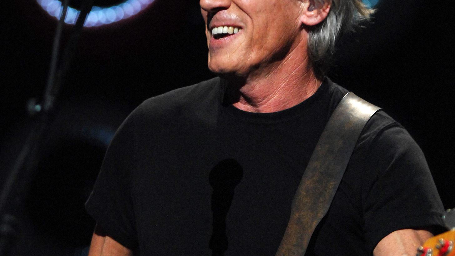 Roger Waters: &#x3A4;&#x3BF; &#x3B8;&#x3C1;&#x3C5;&#x3BB;&#x3B9;&#x3BA;&#x3CC; &#x3BC;&#x3AD;&#x3BB;&#x3BF;&#x3C2; &#x3C4;&#x3C9;&#x3BD; Pink Floyd &#x3B4;&#x3B5;&#x3AF;&#x3C7;&#x3BD;&#x3B5;&#x3B9; &#x3C4;&#x3B7;&#x3BD; &#x3B1;&#x3BB;&#x3BB;&#x3B7;&#x3BB;&#x3B5;&#x3B3;&#x3B3;&#x3CD;&#x3B7; &#x3C4;&#x3BF;&#x3C5; &#x3C3;&#x3C4;&#x3BF;&#x3BD; Julian Assange