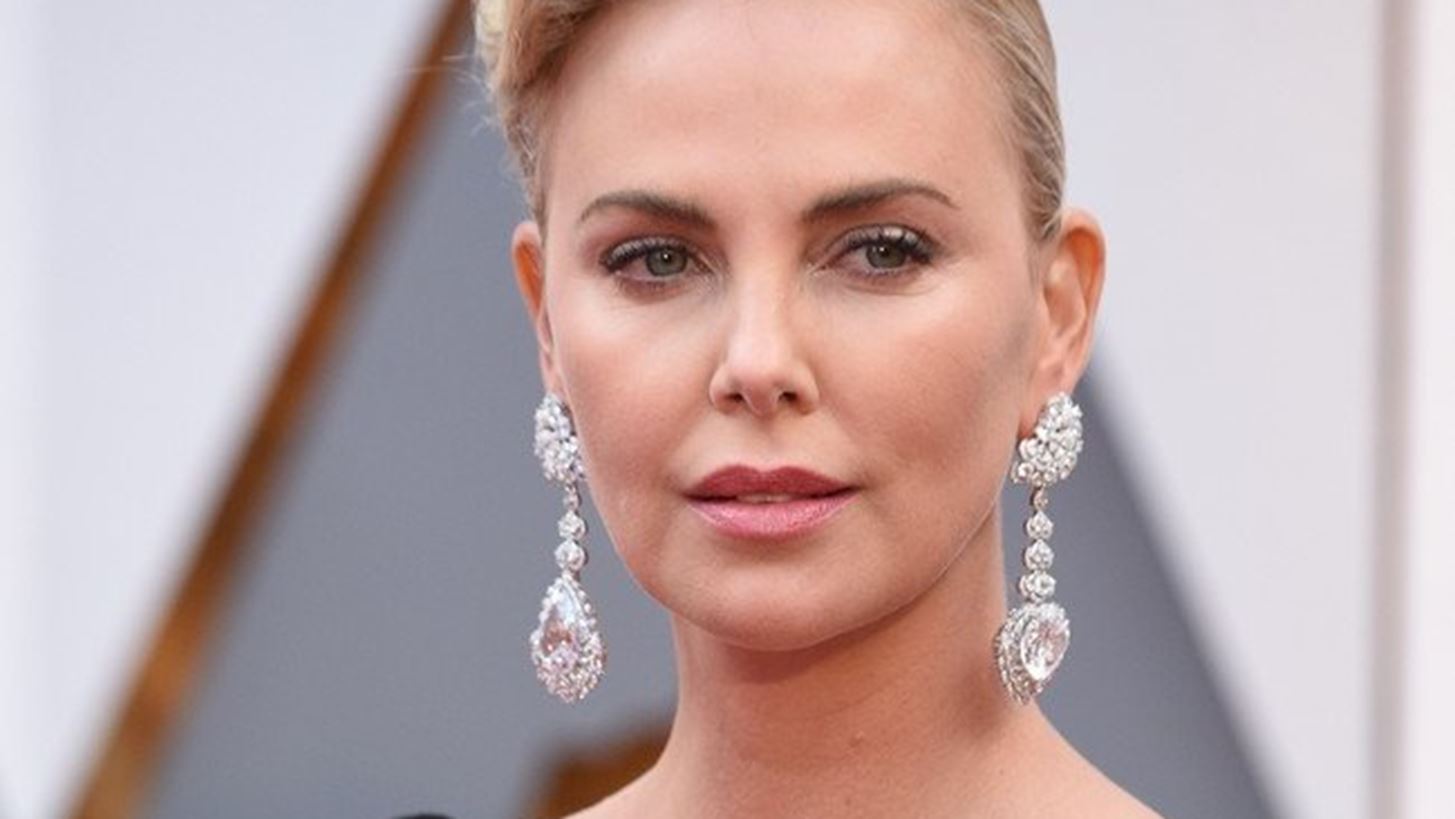 &#x397; Charlize Theron &#x3BC;&#x3B9;&#x3BB;&#x3AC;&#x3B5;&#x3B9; &#x3C3;&#x3C5;&#x3B3;&#x3BA;&#x3B9;&#x3BD;&#x3B7;&#x3BC;&#x3AD;&#x3BD;&#x3B7; &#x3B3;&#x3B9;&#x3B1; &#x3C4;&#x3B9;&#x3C2; &#x3B4;&#x3CD;&#x3BF; &#x3BA;&#x3CC;&#x3C1;&#x3B5;&#x3C2; &#x3C4;&#x3B7;&#x3C2;