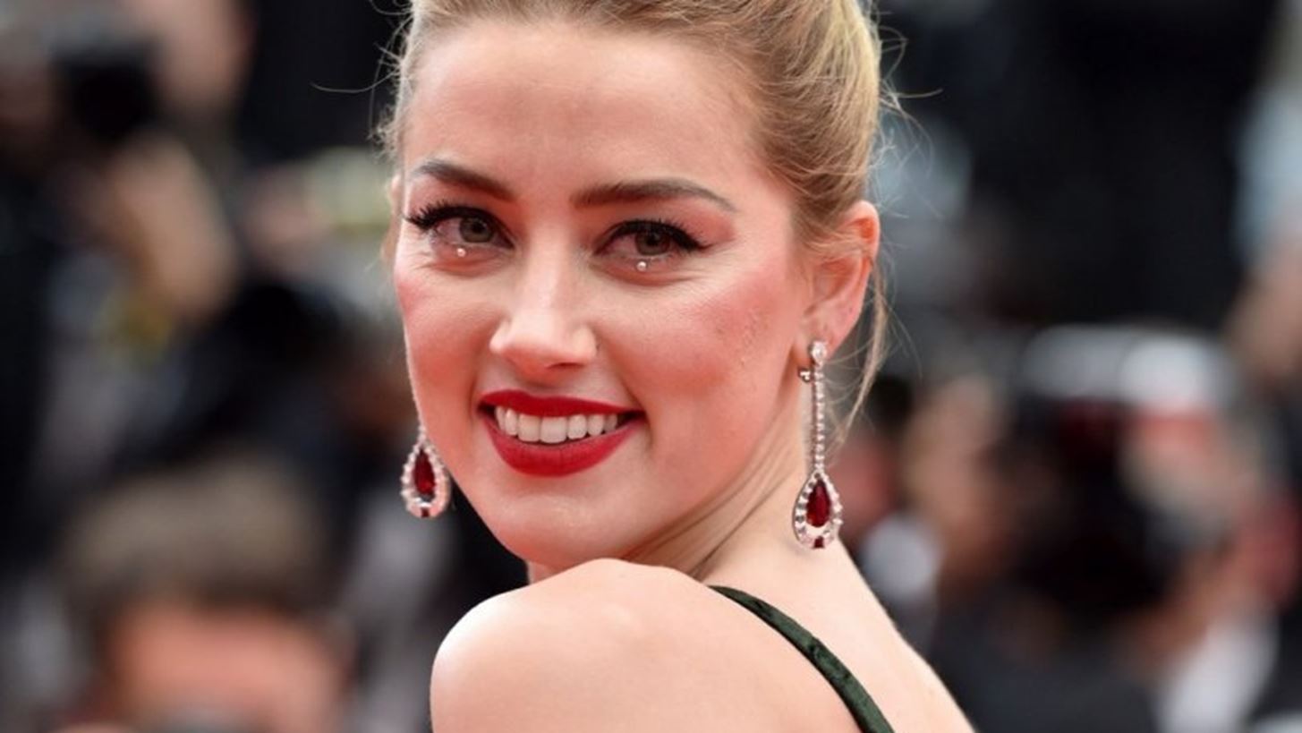 &#x397; Amber Heard &#x3B3;&#x3C1;&#x3AC;&#x3C6;&#x3B5;&#x3B9; &#x3B3;&#x3B9;&#x3B1; &#x3C4;&#x3BF; &#x3C0;&#x3CE;&#x3C2; &#x3B7; &#x3BA;&#x3BF;&#x3B9;&#x3BD;&#x3C9;&#x3BD;&#x3AF;&#x3B1; &#x3C0;&#x3C1;&#x3BF;&#x3C3;&#x3C4;&#x3B1;&#x3C4;&#x3B5;&#x3CD;&#x3B5;&#x3B9; &#x3C4;&#x3BF;&#x3C5;&#x3C2; &#x3AC;&#x3BD;&#x3B4;&#x3C1;&#x3B5;&#x3C2; &#x3C0;&#x3BF;&#x3C5; &#x3B1;&#x3C3;&#x3BA;&#x3BF;&#x3CD;&#x3BD; &#x3B2;&#x3AF;&#x3B1;
