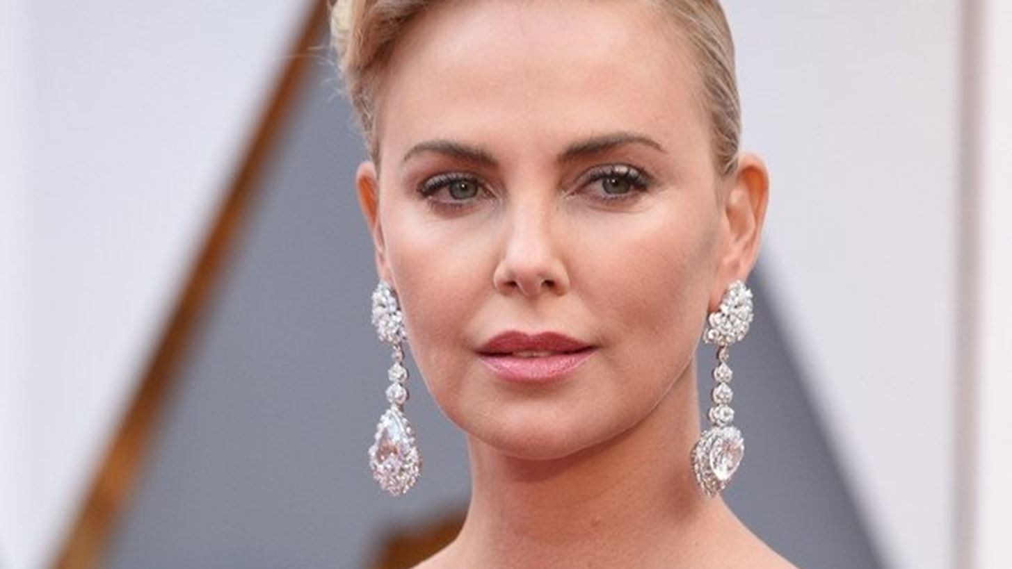 Charlize Theron | &#x391;&#x3C0;&#x3BF;&#x3BA;&#x3B1;&#x3BB;&#x3CD;&#x3C0;&#x3C4;&#x3B5;&#x3B9; &#x3C0;&#x3C9;&#x3C2; &#x3BA;&#x3AC;&#x3C0;&#x3BD;&#x3B9;&#x3B6;&#x3B5; &#x3BC;&#x3B1;&#x3C1;&#x3B9;&#x3C7;&#x3BF;&#x3C5;&#x3AC;&#x3BD;&#x3B1;!