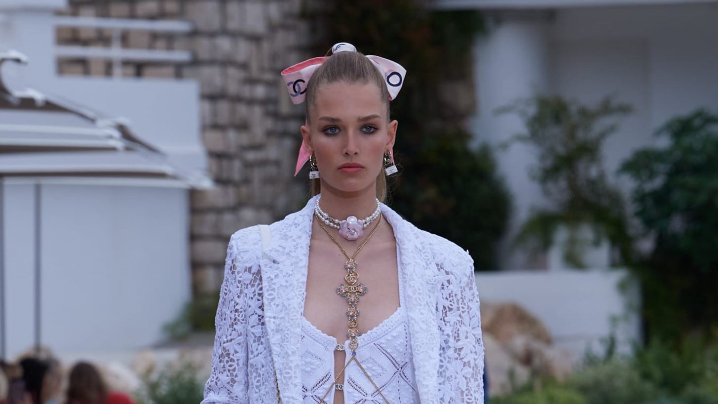 &#x39F; &#x3BF;&#x3AF;&#x3BA;&#x3BF;&#x3C2; Chanel &#x3B1;&#x3BD;&#x3B1;&#x3BA;&#x3BF;&#x3AF;&#x3BD;&#x3C9;&#x3C3;&#x3B5; &#x3C0;&#x3C9;&#x3C2; &#x3B8;&#x3B1; &#x3C0;&#x3B1;&#x3C1;&#x3BF;&#x3C5;&#x3C3;&#x3B9;&#x3AC;&#x3C3;&#x3B5;&#x3B9; &#x3C4;&#x3B7;&#x3BD; Cruise &#x3C3;&#x3C5;&#x3BB;&#x3BB;&#x3BF;&#x3B3;&#x3AE; 2024 &#x3C3;&#x3C4;&#x3B7;&#x3BD; &#x39A;&#x3B1;&#x3BB;&#x3B9;&#x3C6;&#x3CC;&#x3C1;&#x3BD;&#x3B9;&#x3B1;