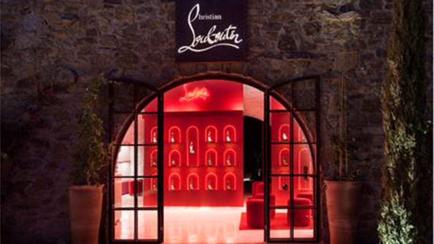 Christian Louboutin: &#x39F;&#x3B9; iconic &#x3BA;&#x3CC;&#x3BA;&#x3BA;&#x3B9;&#x3BD;&#x3B5;&#x3C2; &#x3C3;&#x3CC;&#x3BB;&#x3B5;&#x3C2;, &#x3C4;&#x3CE;&#x3C1;&#x3B1; &#x3BA;&#x3B1;&#x3B9; &#x3C3;&#x3C4;&#x3B7; &#x39C;&#x3CD;&#x3BA;&#x3BF;&#x3BD;&#x3BF;