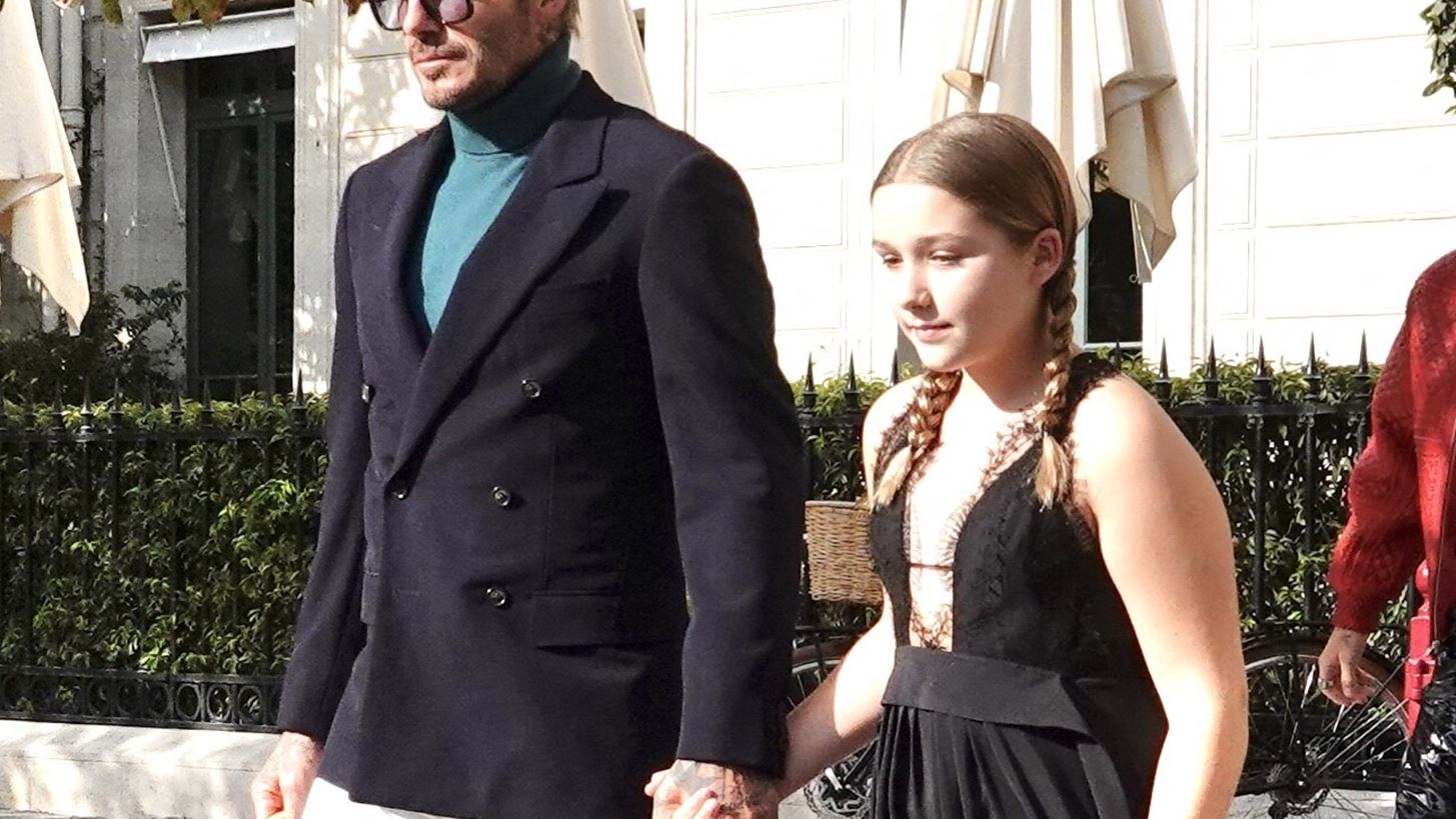 David Beckham | &#x397; cute &#x3C3;&#x3C4;&#x3B9;&#x3B3;&#x3BC;&#x3AE; &#x3C0;&#x3BF;&#x3C5; &#x3C4;&#x3C1;&#x3B1;&#x3B3;&#x3BF;&#x3C5;&#x3B4;&#x3AC;&#x3B5;&#x3B9; &#x3BA;&#x3B1;&#x3B9; &#x3C7;&#x3BF;&#x3C1;&#x3B5;&#x3CD;&#x3B5;&#x3B9; &#x3BC;&#x3B5; &#x3C4;&#x3B7;&#x3BD; &#x3BA;&#x3CC;&#x3C1;&#x3B7; &#x3C4;&#x3BF;&#x3C5;, Harper, &#x3C3;&#x3B5; &#x3C3;&#x3C5;&#x3BD;&#x3B1;&#x3C5;&#x3BB;&#x3AF;&#x3B1; &#x3C4;&#x3BF;&#x3C5; Harry Styles