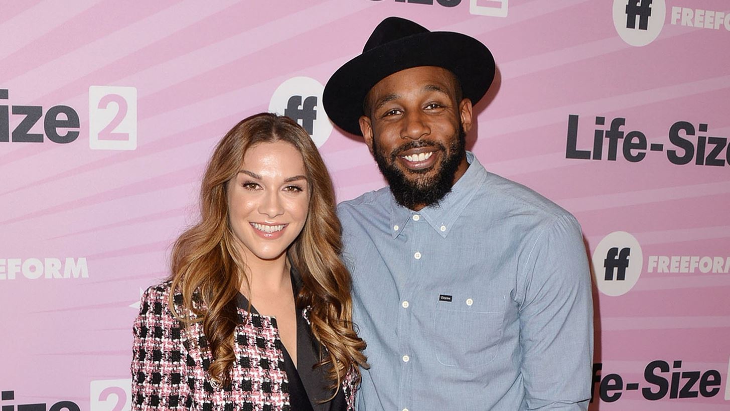Allison Holker | &#x397; &#x3C3;&#x3CD;&#x3B6;&#x3C5;&#x3B3;&#x3BF;&#x3C2; &#x3C4;&#x3BF;&#x3C5; Dj tWitch &#x3C3;&#x3C0;&#x3AC;&#x3B5;&#x3B9; &#x3C4;&#x3B7; &#x3C3;&#x3B9;&#x3C9;&#x3C0;&#x3AE; &#x3C4;&#x3B7;&#x3C2; &#x3BC;&#x3AF;&#x3B1; &#x3B5;&#x3B2;&#x3B4;&#x3BF;&#x3BC;&#x3AC;&#x3B4;&#x3B1; &#x3BC;&#x3B5;&#x3C4;&#x3AC; &#x3C4;&#x3BF;&#x3BD; &#x3B8;&#x3AC;&#x3BD;&#x3B1;&#x3C4;&#x3CC; &#x3C4;&#x3BF;&#x3C5;