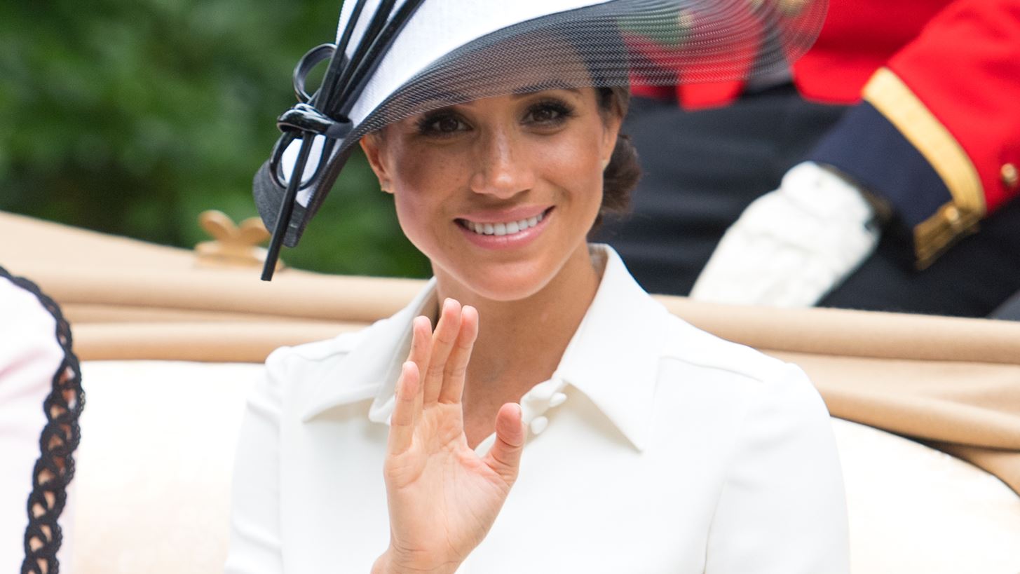 Meghan Markle: &#x3A4;&#x3B9; &#x3B4;&#x3B5;&#x3BD; &#x3C4;&#x3B7;&#x3C2; &#x3B5;&#x3C0;&#x3B9;&#x3C4;&#x3C1;&#x3AD;&#x3C0;&#x3B5;&#x3C4;&#x3B1;&#x3B9; &#x3BD;&#x3B1; &#x3C4;&#x3C1;&#x3CE;&#x3B5;&#x3B9; &#x3C3;&#x3B5; &#x3C4;&#x3B1;&#x3BE;&#x3AF;&#x3B4;&#x3B9;&#x3B1; &#x3BA;&#x3B1;&#x3B9; &#x3B5;&#x3C0;&#x3AF;&#x3C3;&#x3B7;&#x3BC;&#x3B5;&#x3C2; &#x3B5;&#x3BC;&#x3C6;&#x3B1;&#x3BD;&#x3AF;&#x3C3;&#x3B5;&#x3B9;&#x3C2;;