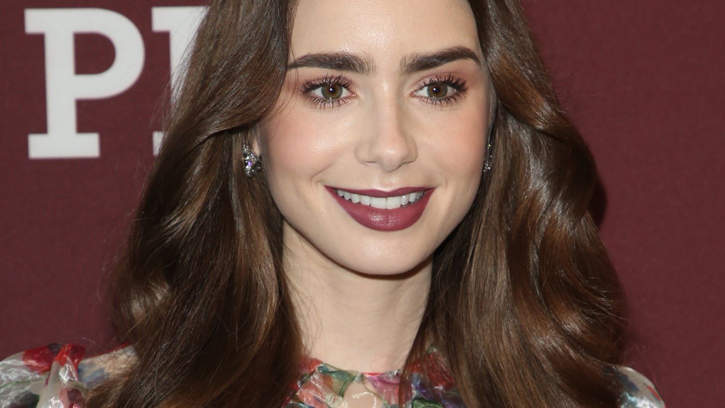 Lily Collins | &#x3A4;&#x3BF; &#x3B3;&#x3BB;&#x3C5;&#x3BA;&#x3CC; &#x3BC;&#x3AE;&#x3BD;&#x3C5;&#x3BC;&#x3B1; &#x3C4;&#x3BF;&#x3C5; &#x3C3;&#x3C5;&#x3B6;&#x3CD;&#x3B3;&#x3BF;&#x3C5; &#x3C4;&#x3B7;&#x3C2; &#x3C4;&#x3B7;&#x3BD; &#x3C4;&#x3B5;&#x3BB;&#x3B5;&#x3C5;&#x3C4;&#x3B1;&#x3AF;&#x3B1; &#x3BC;&#x3AD;&#x3C1;&#x3B1; &#x3B3;&#x3C5;&#x3C1;&#x3B9;&#x3C3;&#x3BC;&#x3AC;&#x3C4;&#x3C9;&#x3BD; &#x3C4;&#x3BF;&#x3C5; &#x27;Emily in Paris&#x27;
