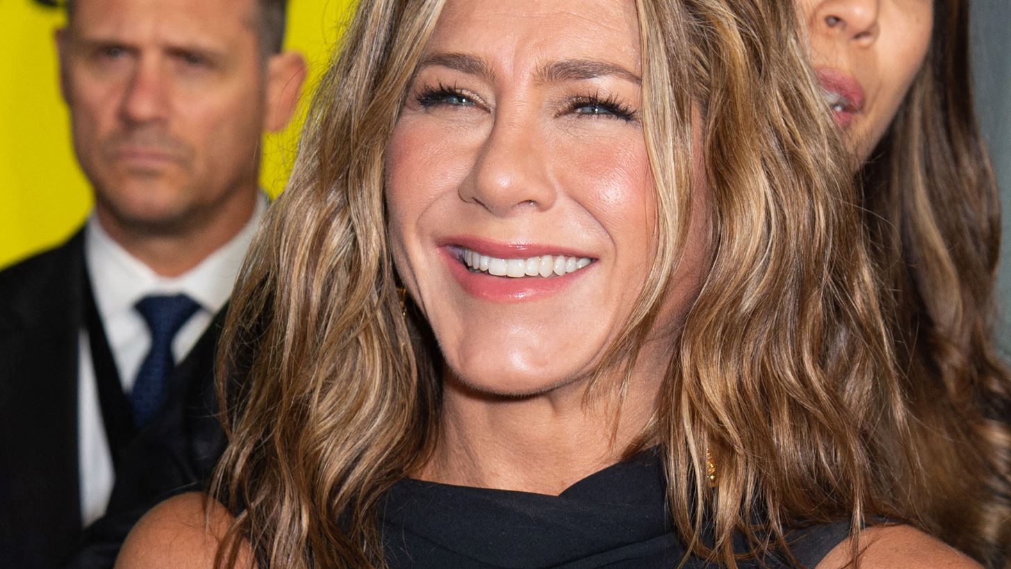Jennifer Aniston: &#x392;&#x3B3;&#x3AC;&#x3B6;&#x3B5;&#x3B9; &#x3B2;&#x3CC;&#x3BB;&#x3C4;&#x3B1; &#x3C4;&#x3BF;&#x3BD; &#x3C3;&#x3BA;&#x3CD;&#x3BB;&#x3BF; &#x3C4;&#x3B7;&#x3C2; &#x3BA;&#x3B1;&#x3B9; &#x3B5;&#x3AF;&#x3BD;&#x3B1;&#x3B9; &#x3C0;&#x3B9;&#x3BF; stylish &#x3B1;&#x3C0;&#x3CC; &#x3C0;&#x3BF;&#x3C4;&#x3AD;