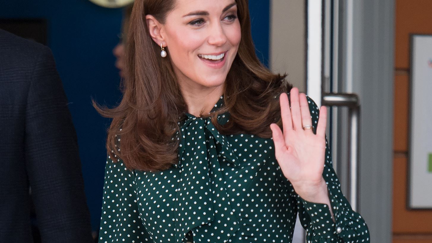 &#x397; Kate Middleton &#x3C6;&#x3CC;&#x3C1;&#x3B5;&#x3C3;&#x3B5; &#x3C4;&#x3BF; &#x3B9;&#x3B4;&#x3B1;&#x3BD;&#x3B9;&#x3BA;&#x3CC; &#x3C0;&#x3BF;&#x3C5;&#x3AC; &#x3C6;&#x3CC;&#x3C1;&#x3B5;&#x3BC;&#x3B1; &#x3B3;&#x3B9;&#x3B1; &#x3C4;&#x3BF;&#x3BD; &#x3C7;&#x3B5;&#x3B9;&#x3BC;&#x3CE;&#x3BD;&#x3B1;