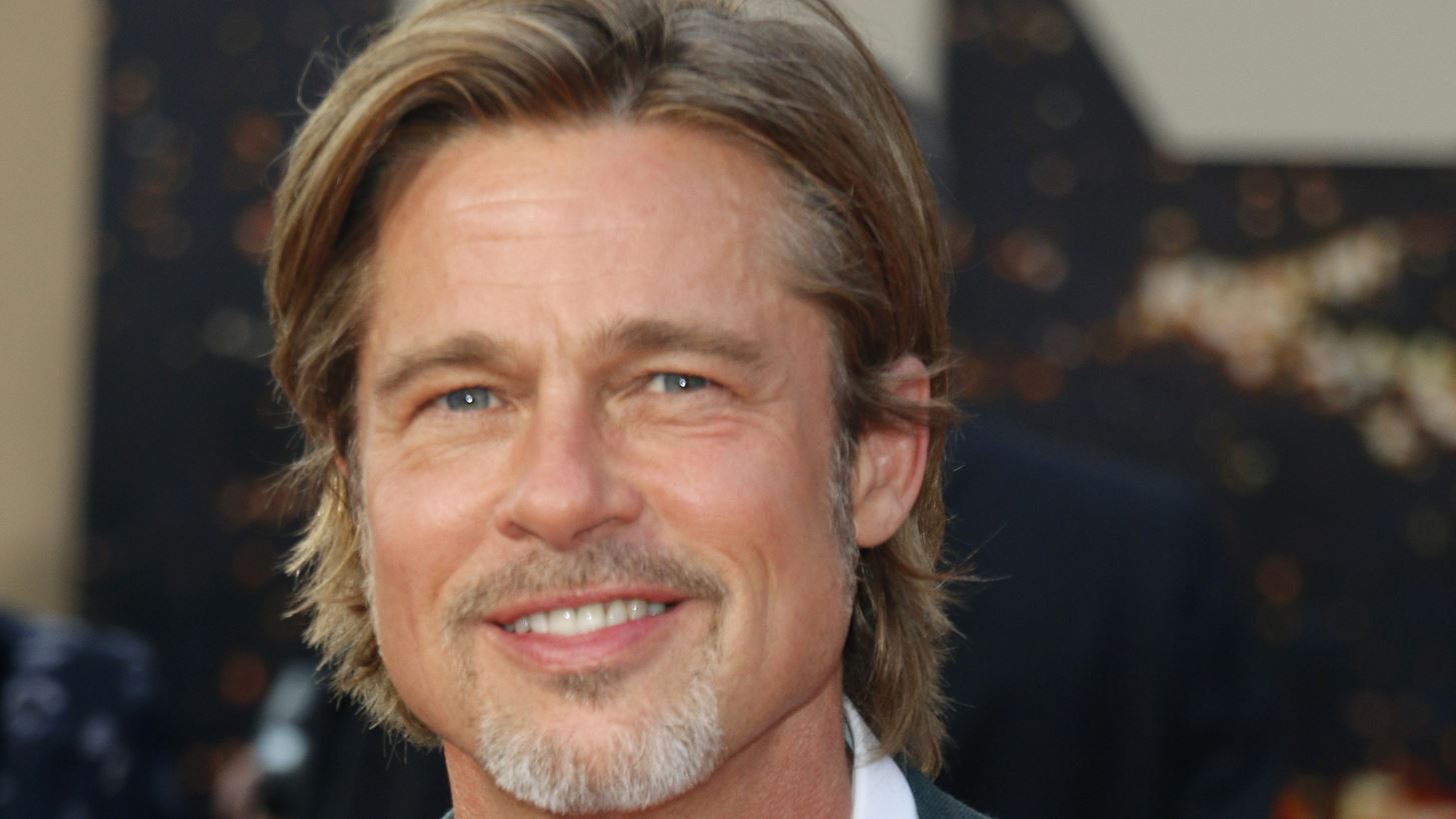 &#x39F; Brad Pitt &#x3B6;&#x3B5;&#x3B9; &#x3AD;&#x3BD;&#x3B1; &#x3B5;&#x3C1;&#x3C9;&#x3C4;&#x3B9;&#x3BA;&#x3CC; &#x3BA;&#x3B1;&#x3BB;&#x3BF;&#x3BA;&#x3B1;&#x3AF;&#x3C1;&#x3B9; &#x3C3;&#x3C4;&#x3BF; &#x3C0;&#x3BB;&#x3B5;&#x3C5;&#x3C1;&#x3CC; &#x3C4;&#x3B7;&#x3C2; 32&#x3C7;&#x3C1;&#x3BF;&#x3BD;&#x3B7;&#x3C2; Ines de Ramon